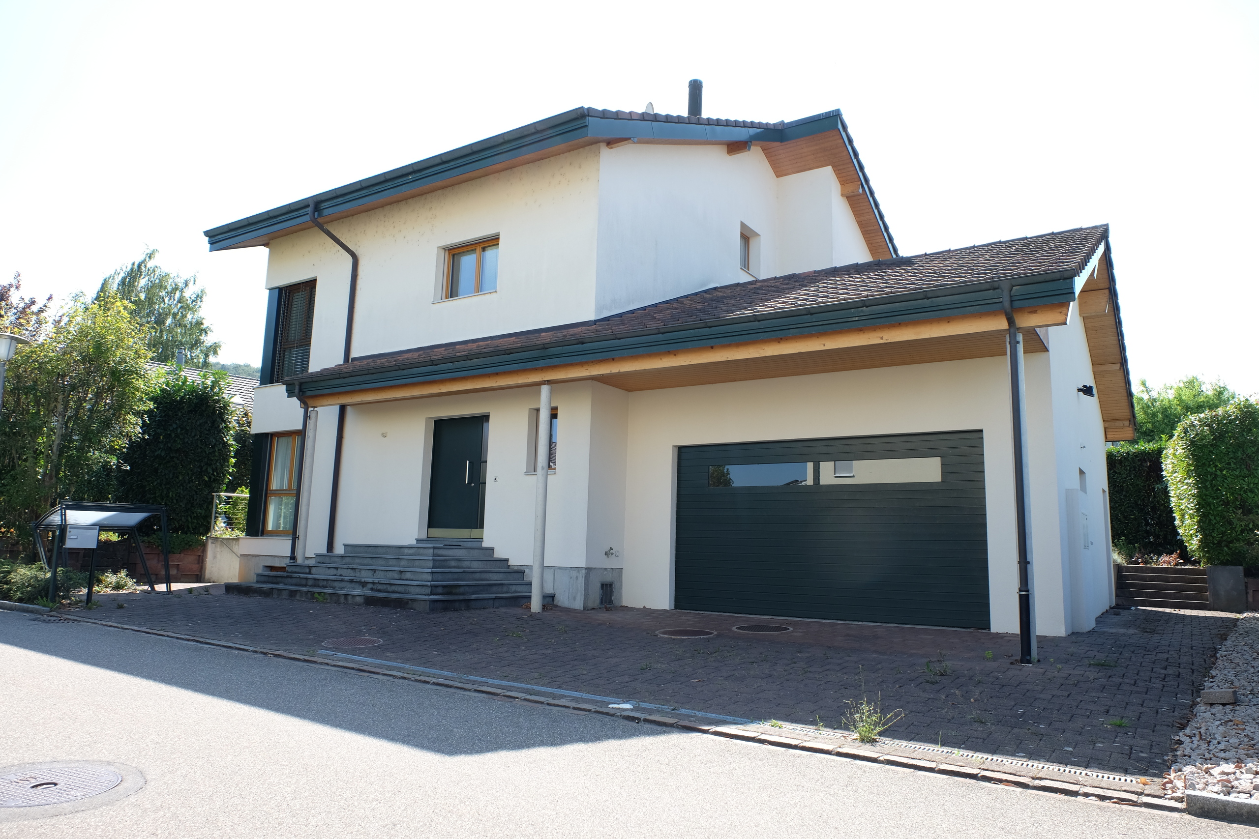 Ostseite mit Eingang und Garage