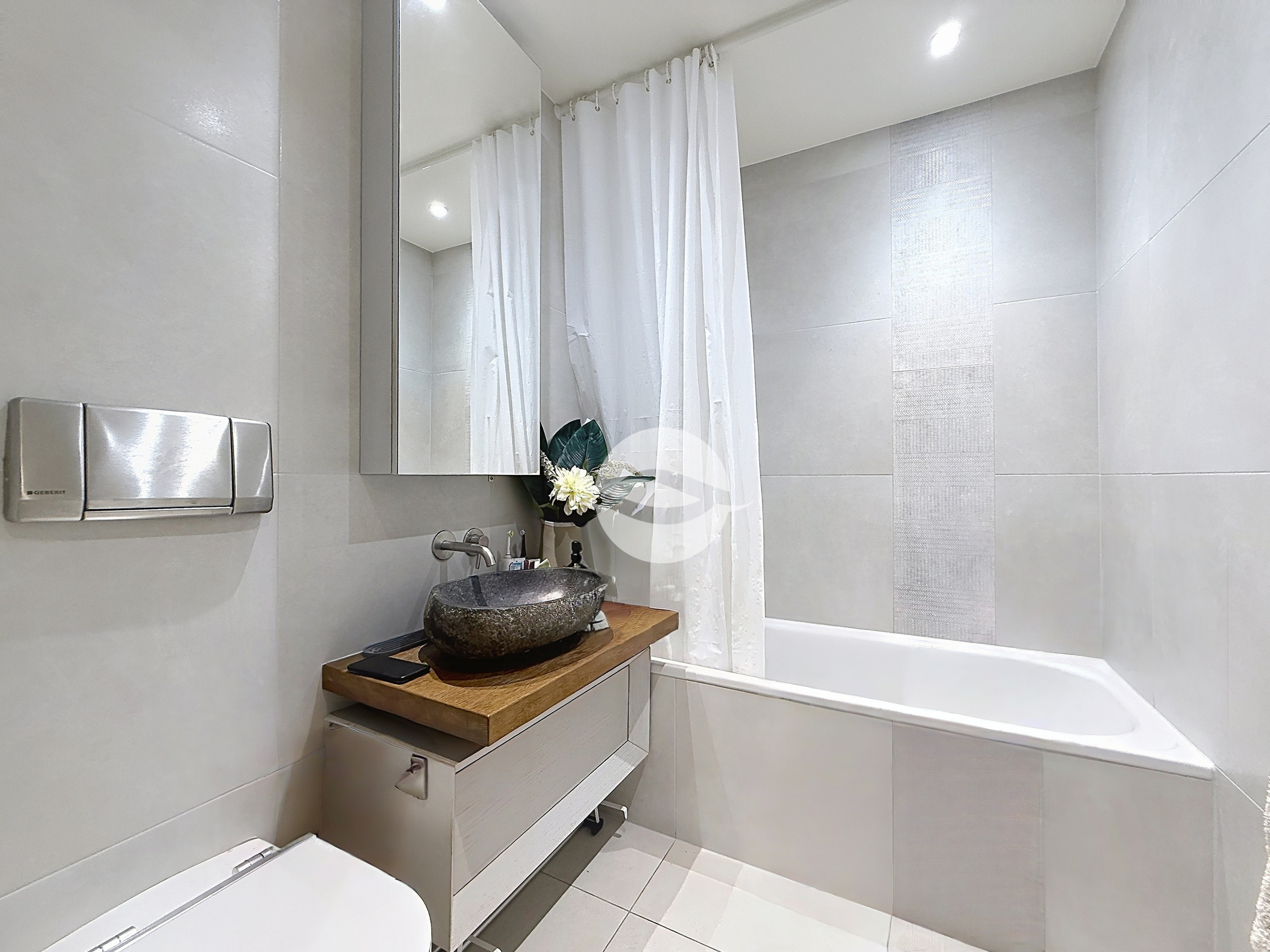 Salle de bains avec WC