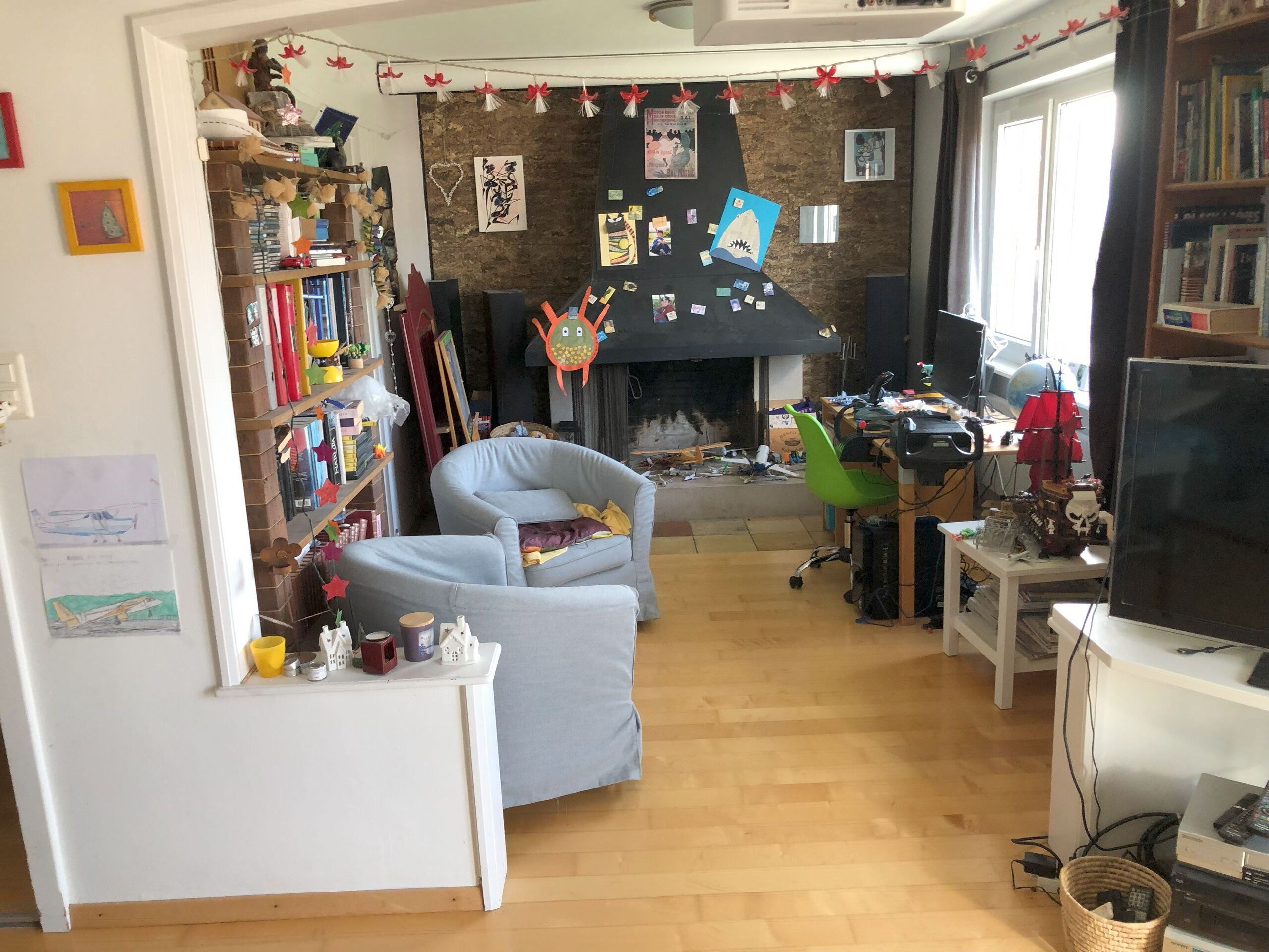 Salon deuxième appartement avec une grande cheminée