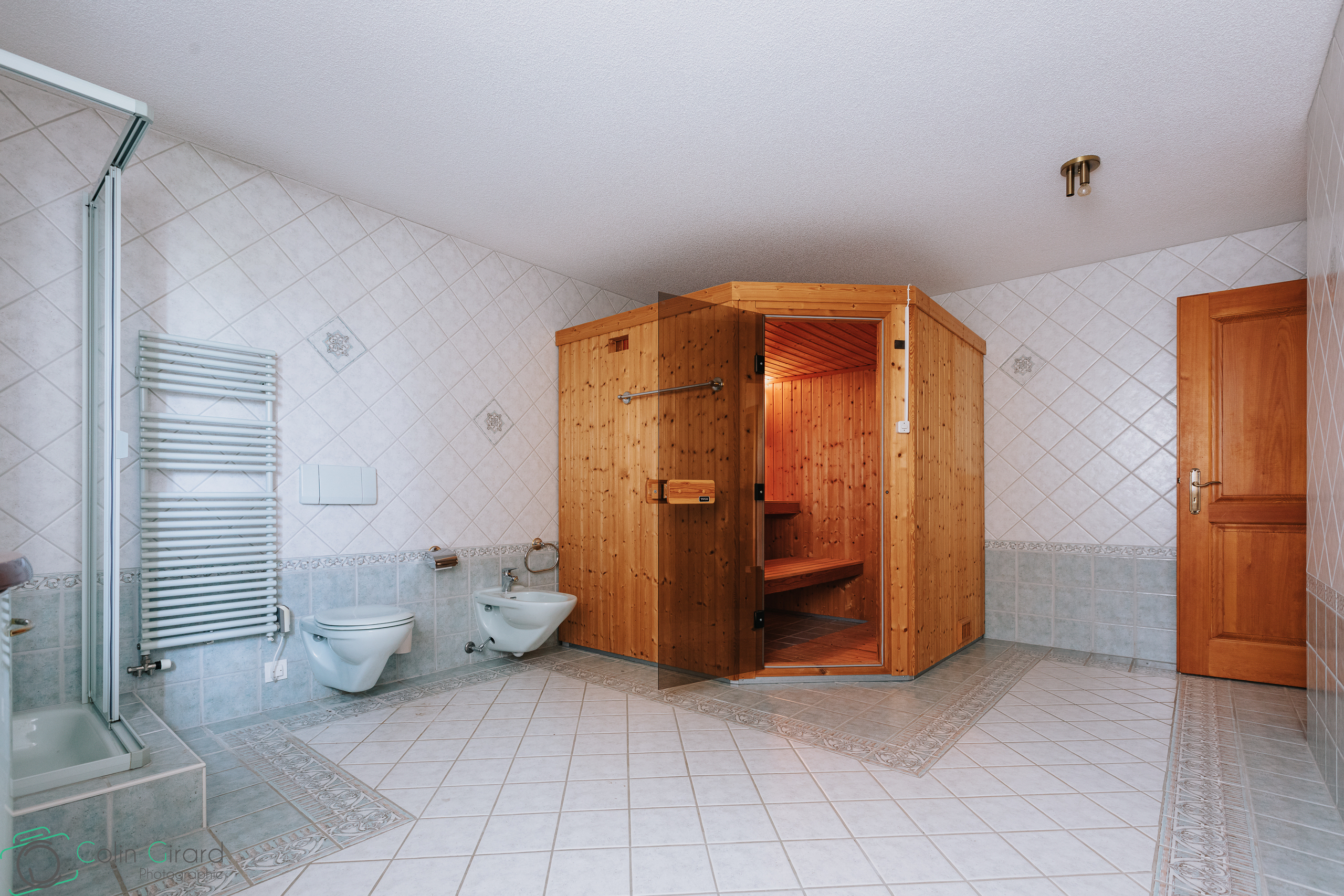 Salle d'eau avec sauna.