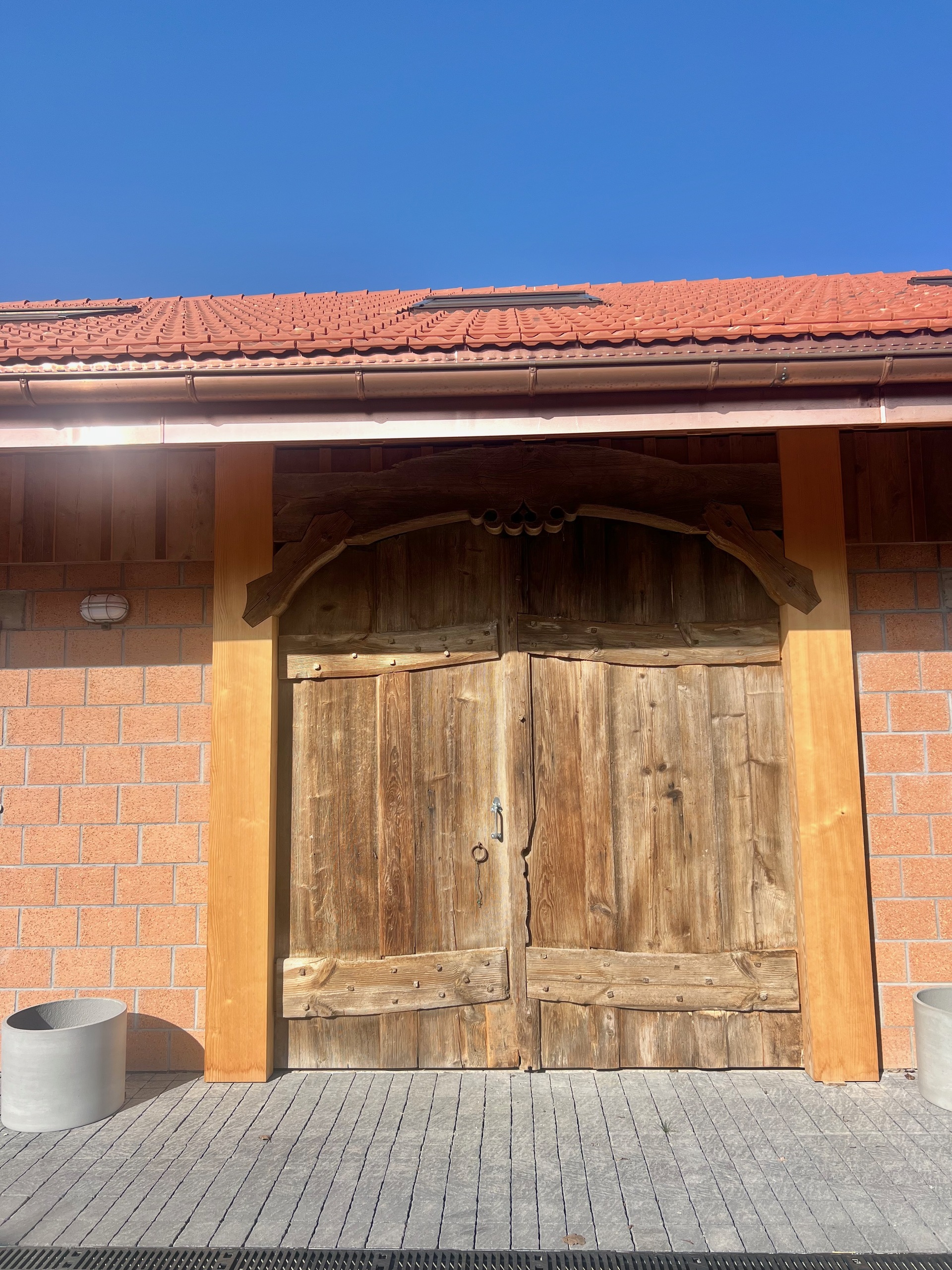 Porte d'entrée écurie