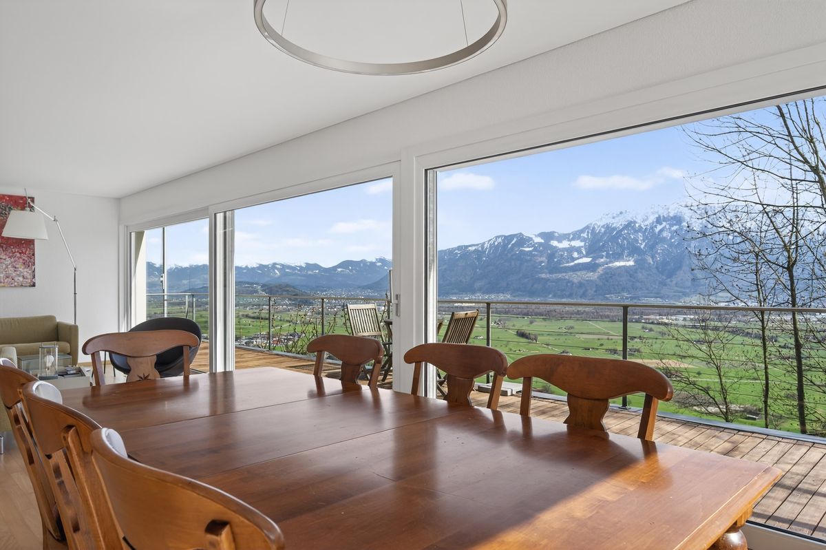 Essbereich mit Panoramablick auf die Berge