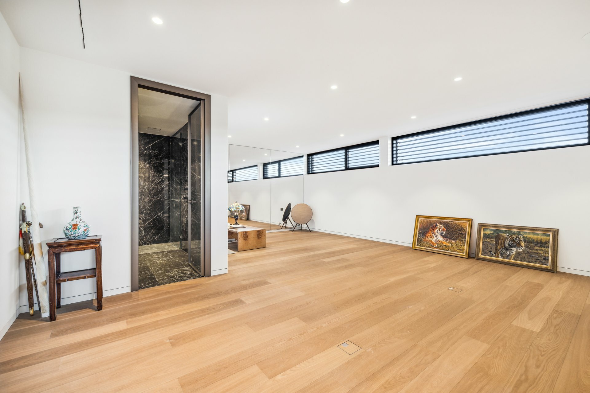 Fitness avec salle de bain et vue sur la piscine