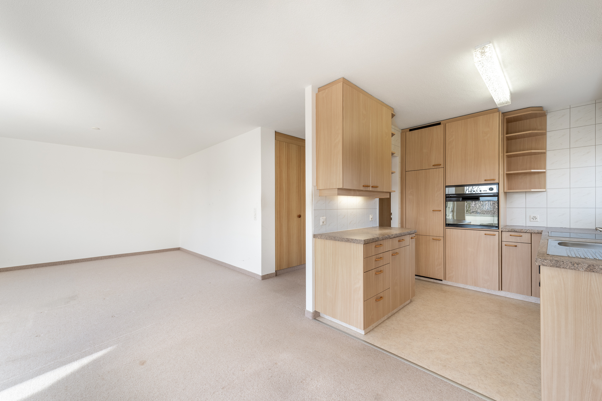 Ess- und Wohnzimmer mit Küche