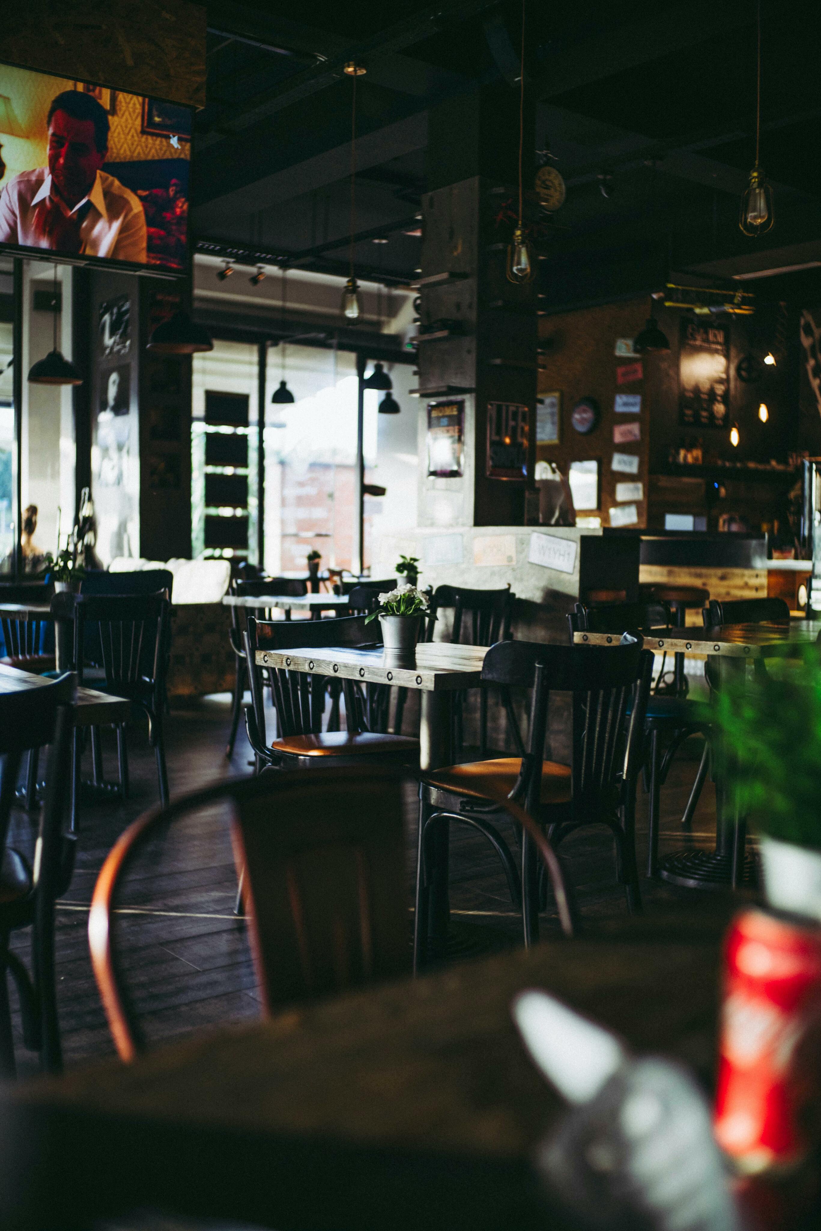 un restaurant vide avec des tables et des chaises un restaurant vide avec des tables et des chaises