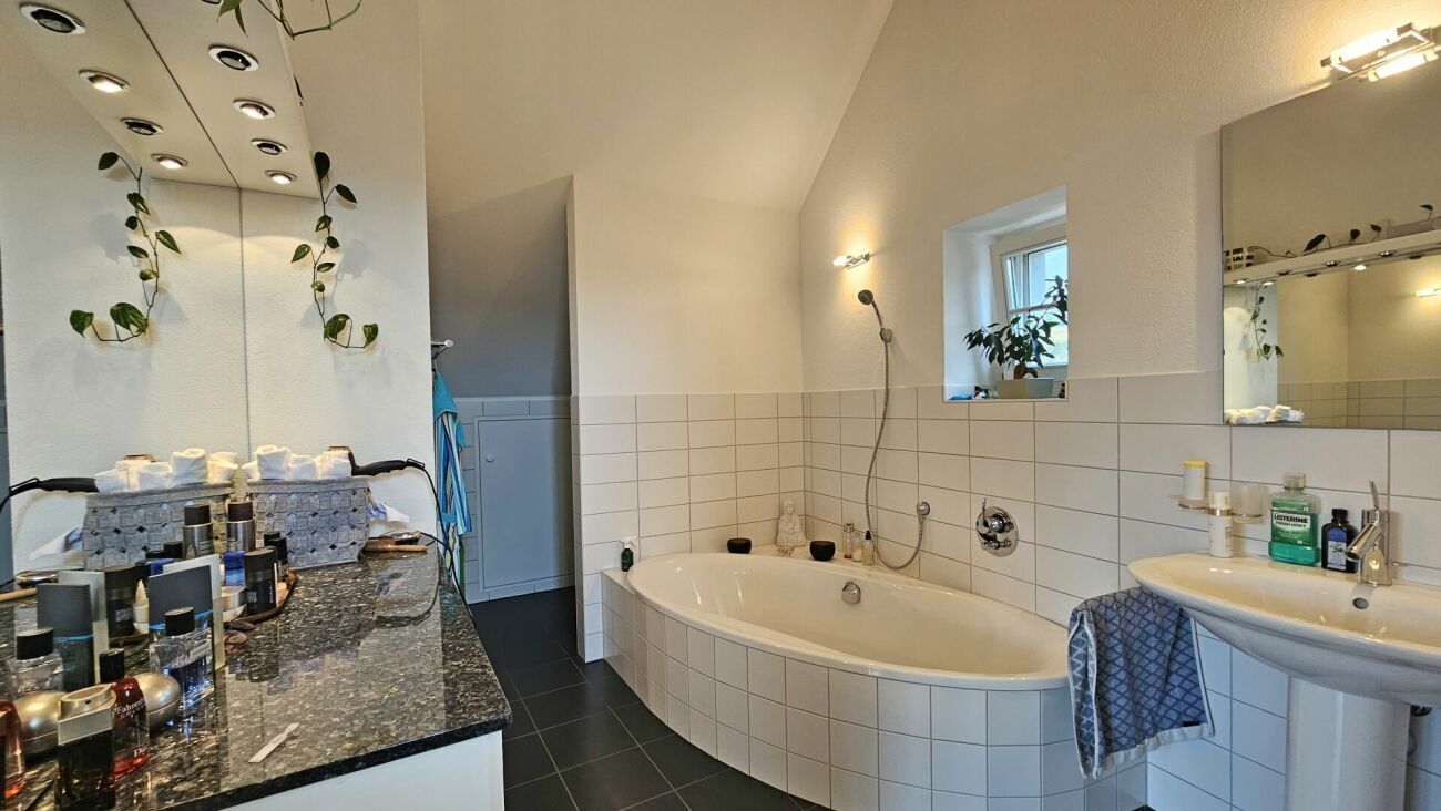 Bad mit Wanne und Dusche