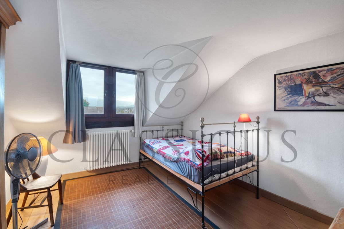 Chambre lumineuse avec lit simple et fenêtre avec vue. Chambre lumineuse avec lit simple et fenêtre avec vue.