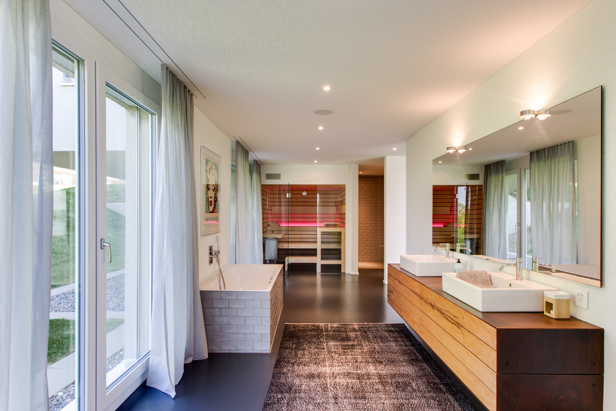 Offener, heller Badebereich mit Sauna neben dem grossen Schlafbereich und Ankleide Offener, heller Badebereich mit Sauna neben dem grossen Schlafbereich und Ankleide