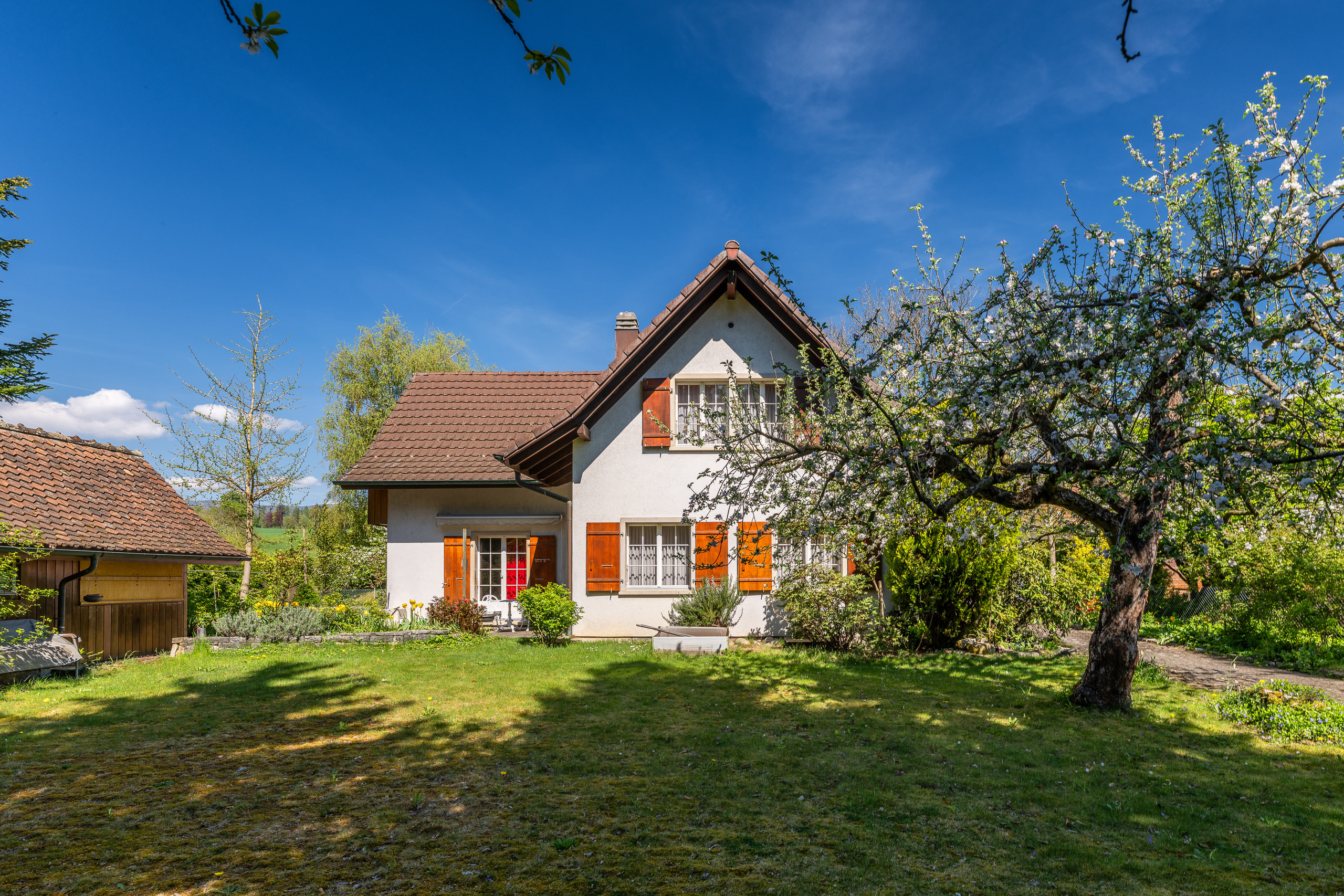 SÜDLICHE HAUSANSICHT MIT GARTEN