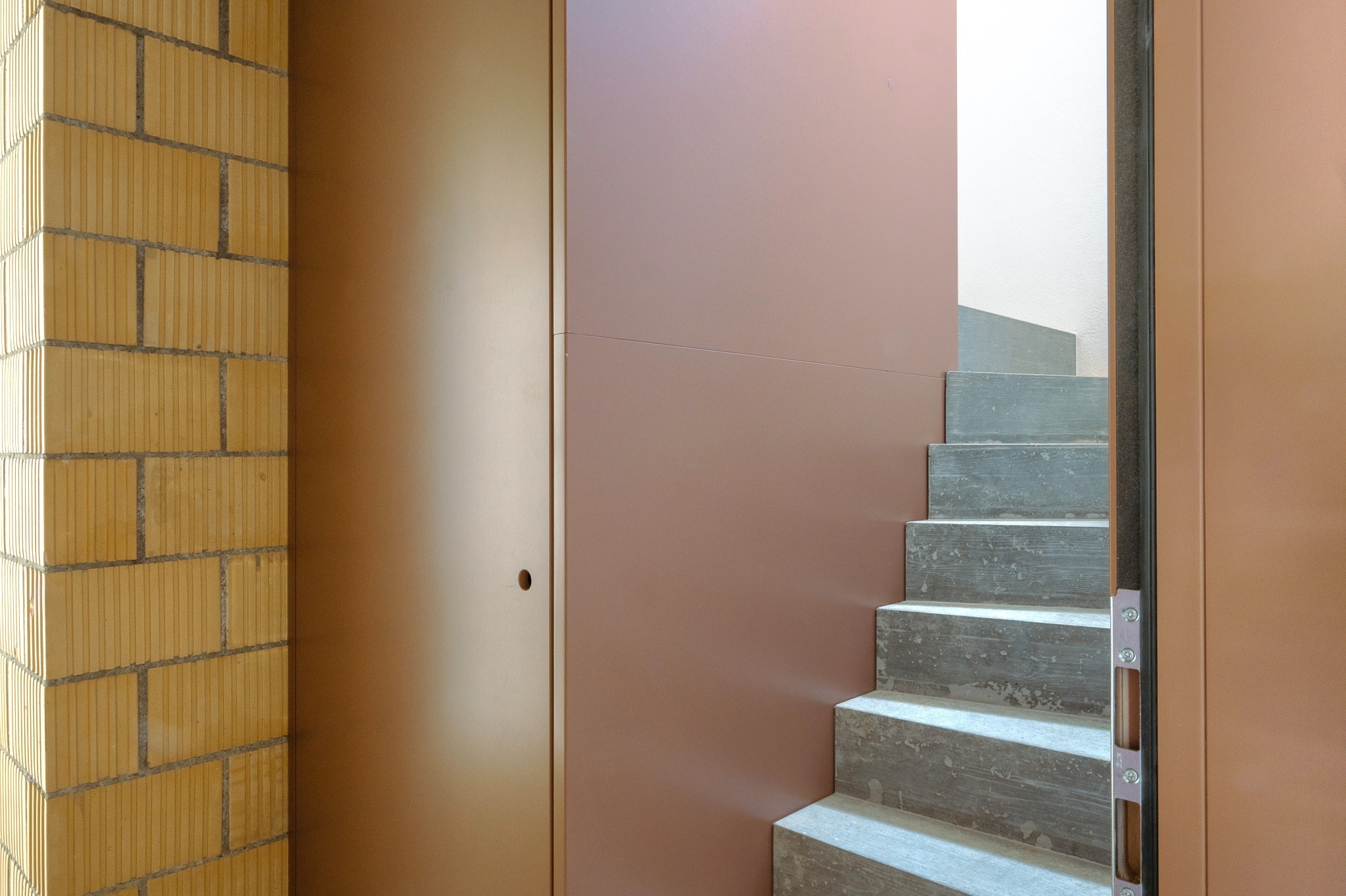 Escaliers et réduit en bas