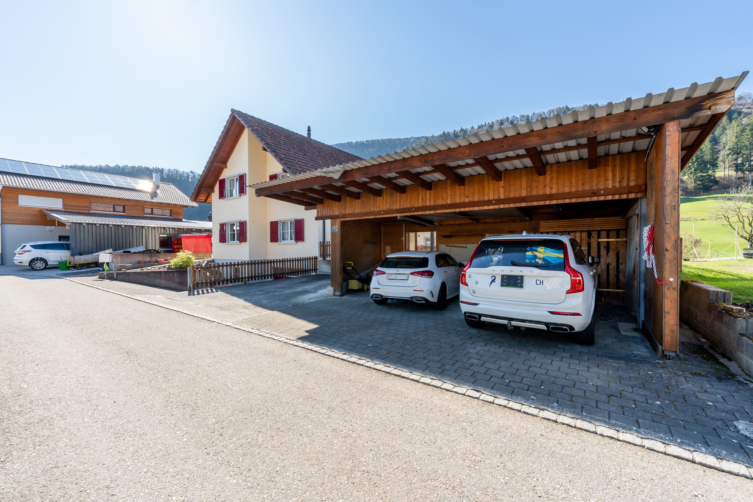Grosszügiger Carport und zusätzliche Aussenparkplätze