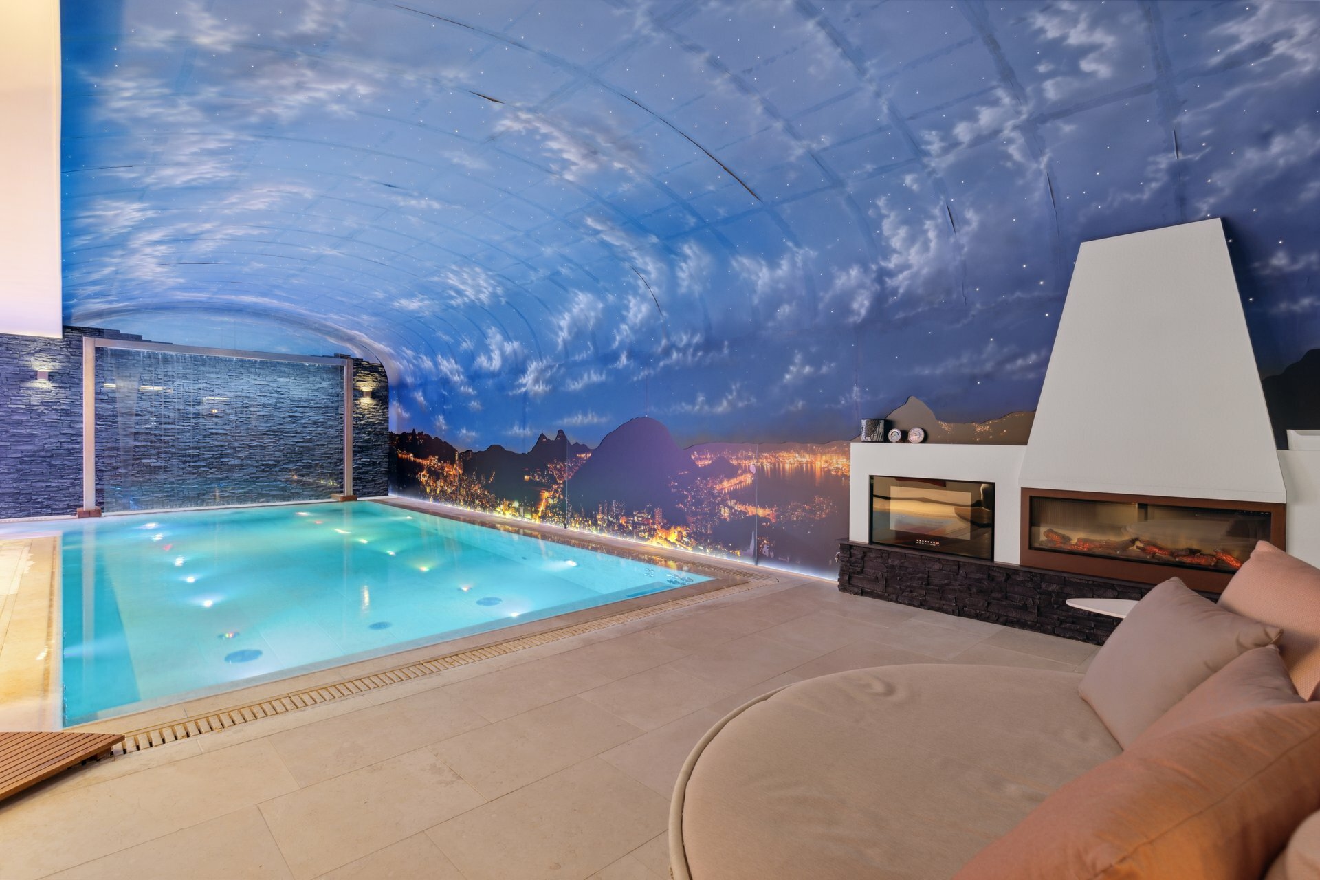 Piscine intérieure, douche, mur d'eau