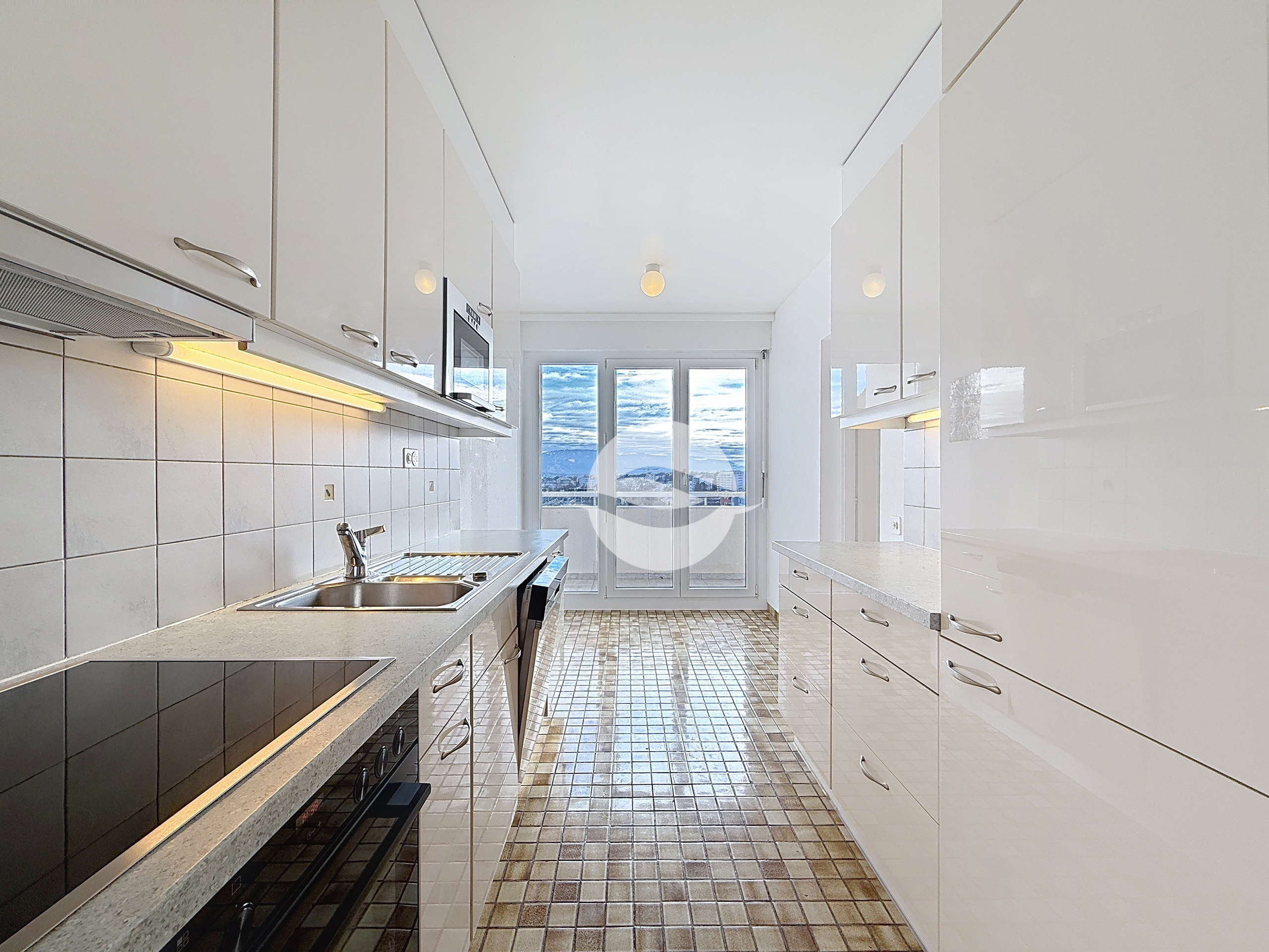 Cuisine équipée avec coin repas