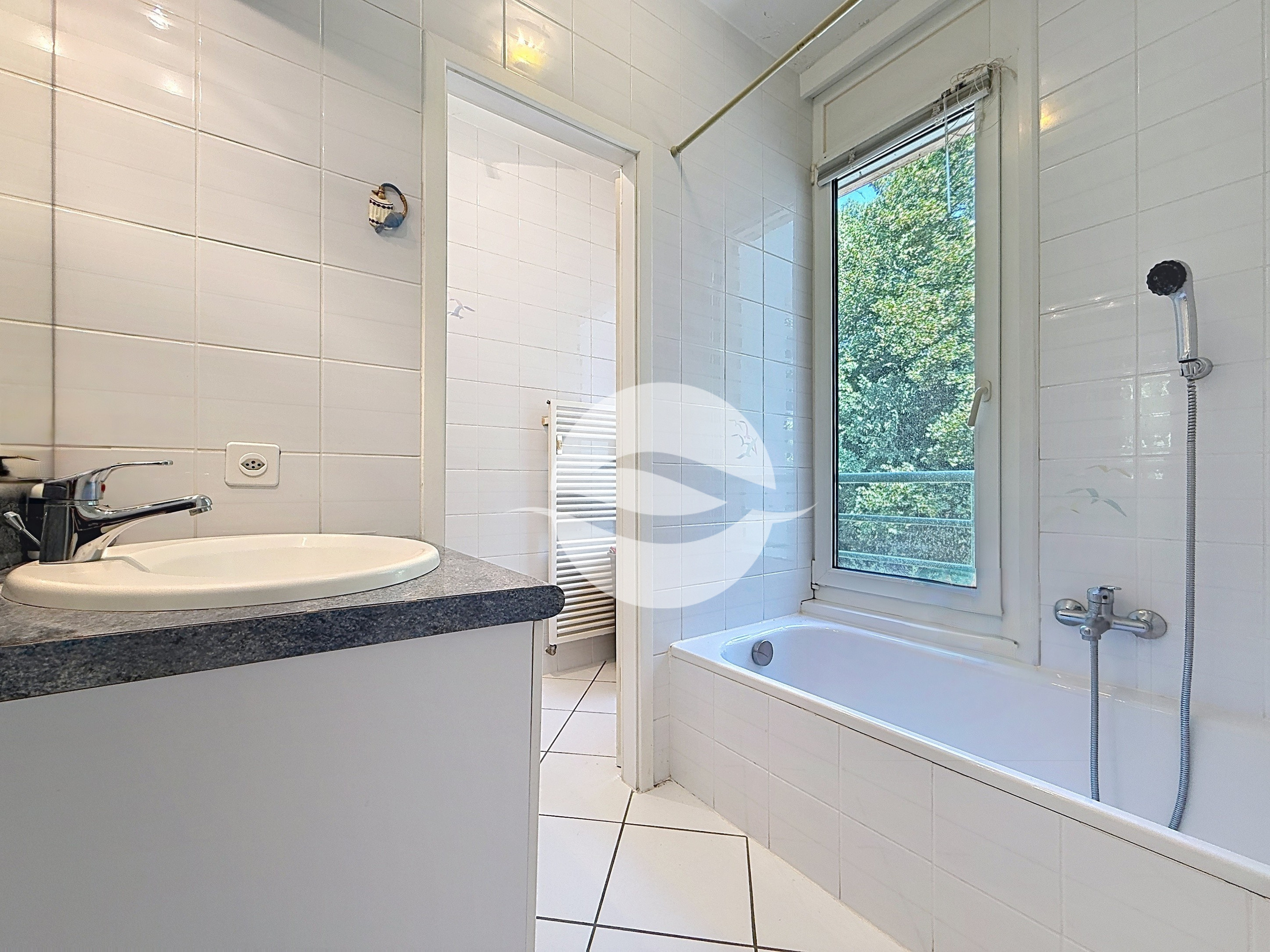 2 ème Chambre avec armoire et salle de bains privée 2 ème Chambre avec armoire et salle de bains privée