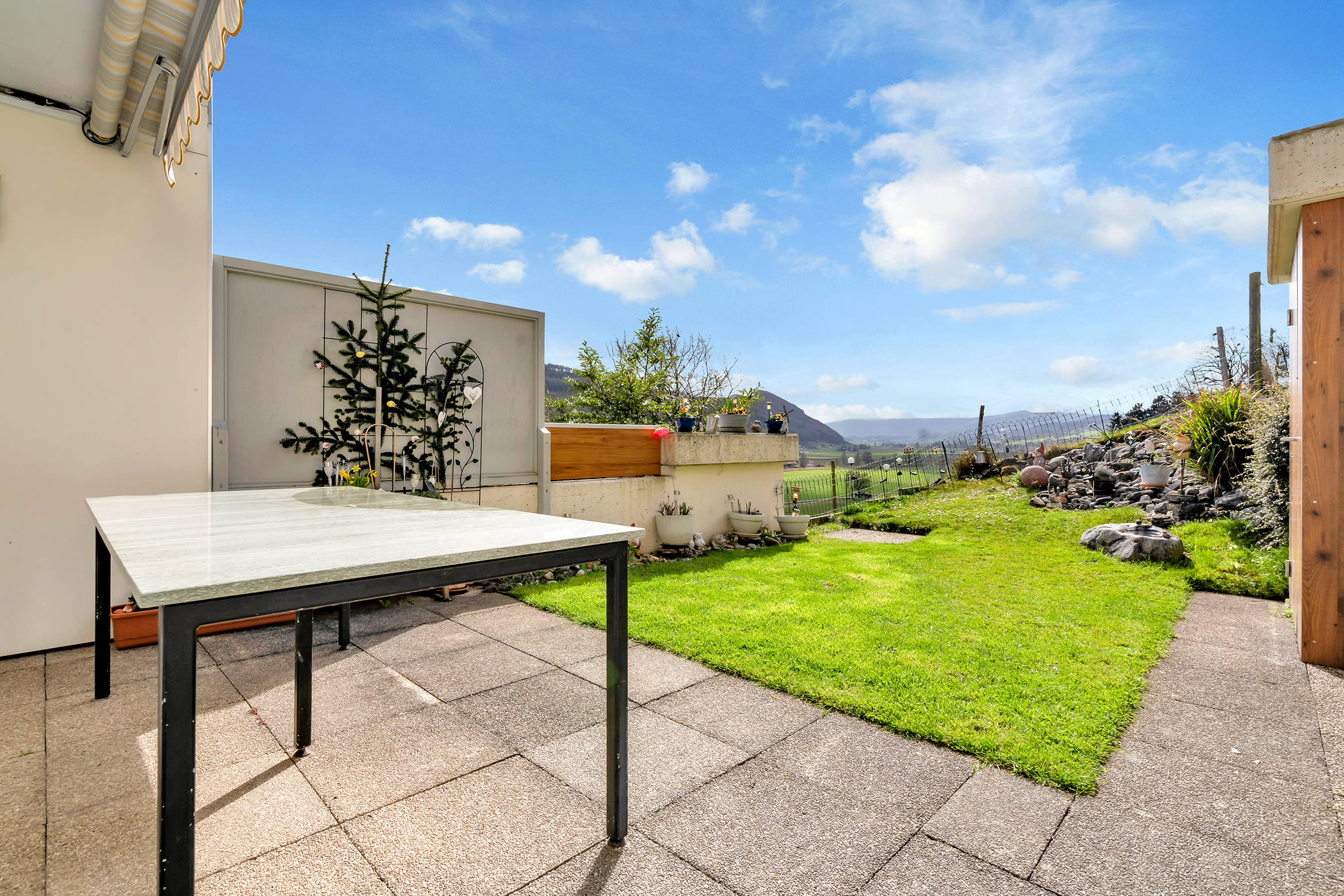 Gut besonnter Gartenbereich mit Sitzplatz