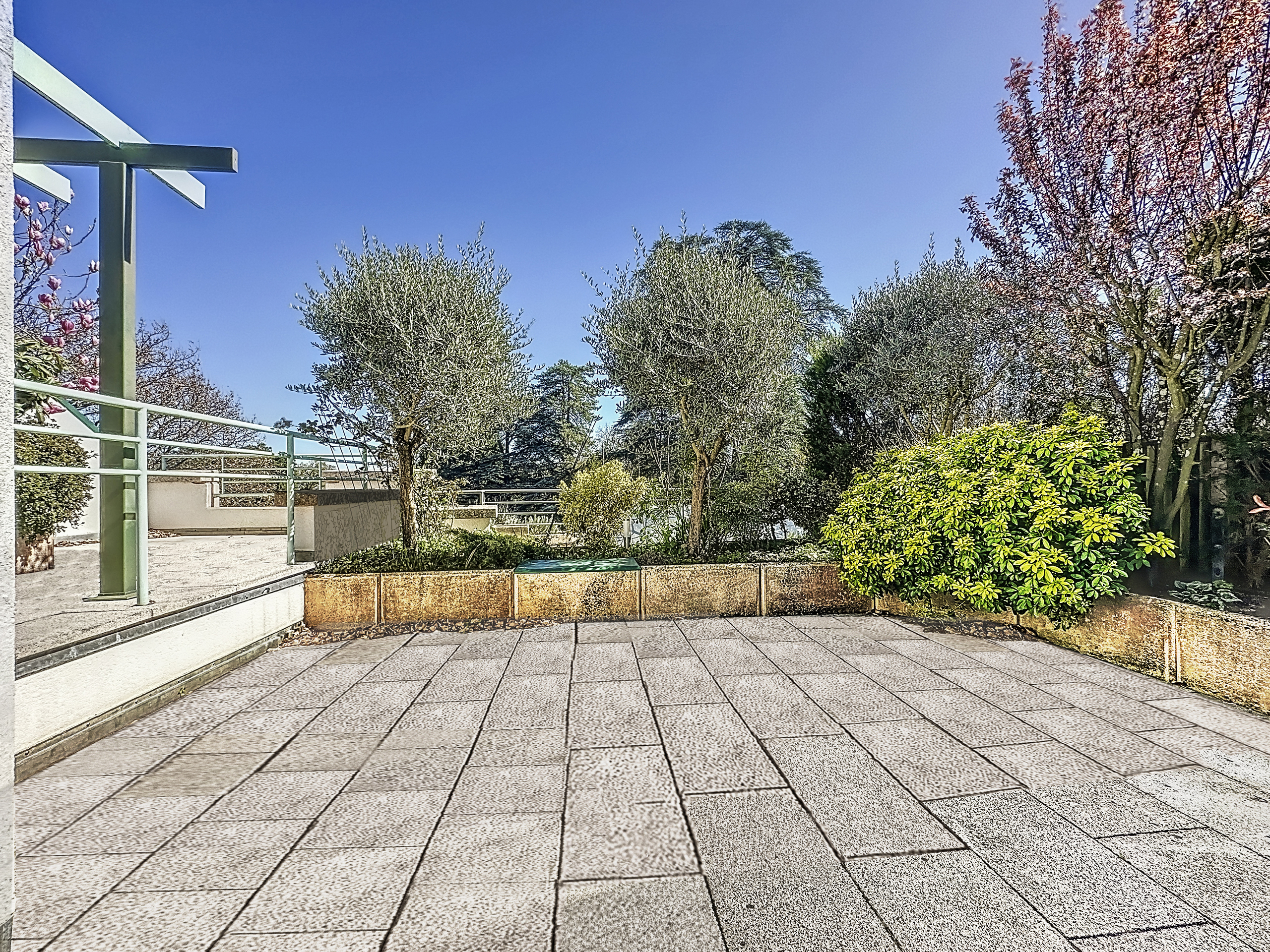 Magnifique terrasse de 77 m2 et vue lac et parc