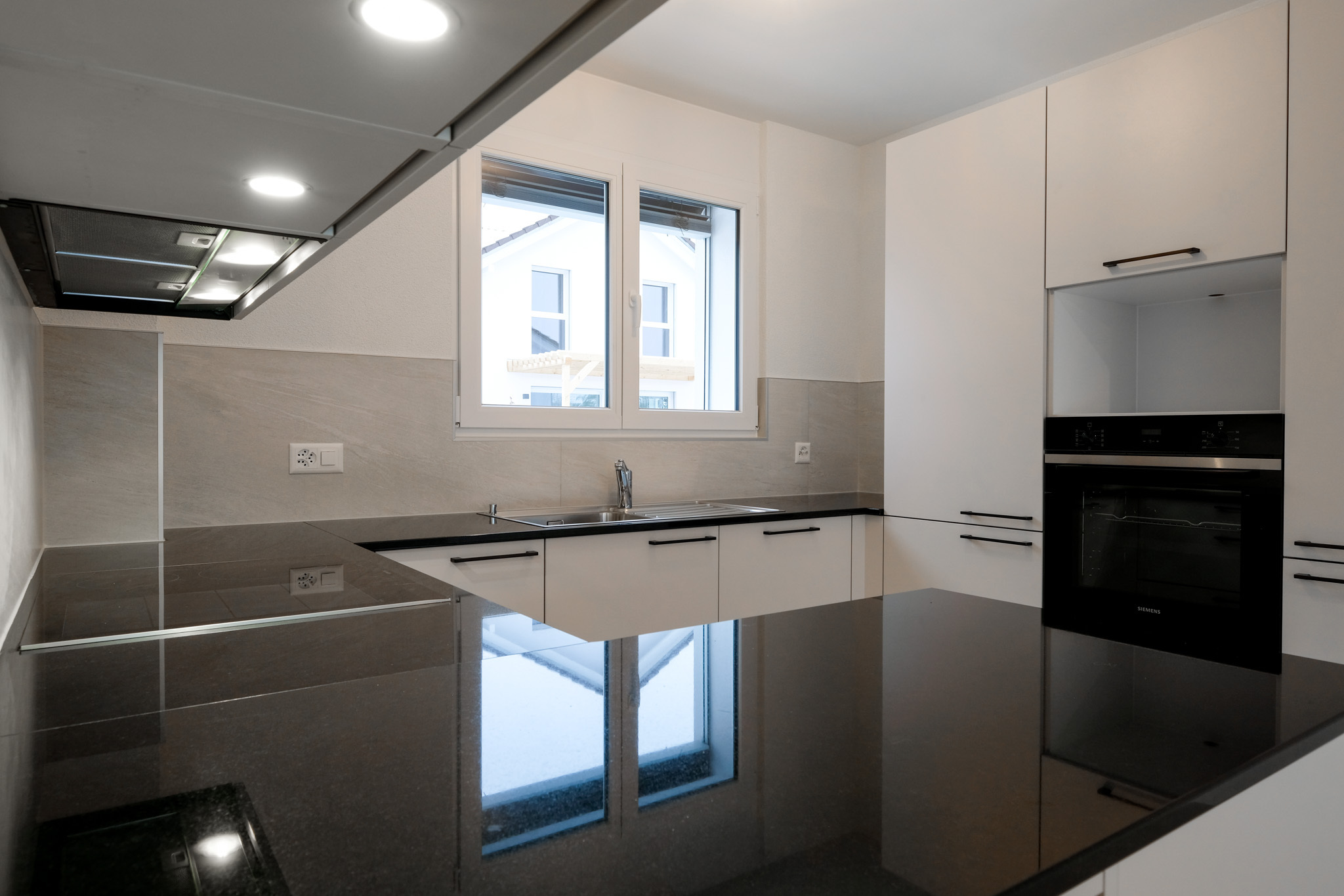 Villas construites aux Cullayes : une cuisine.