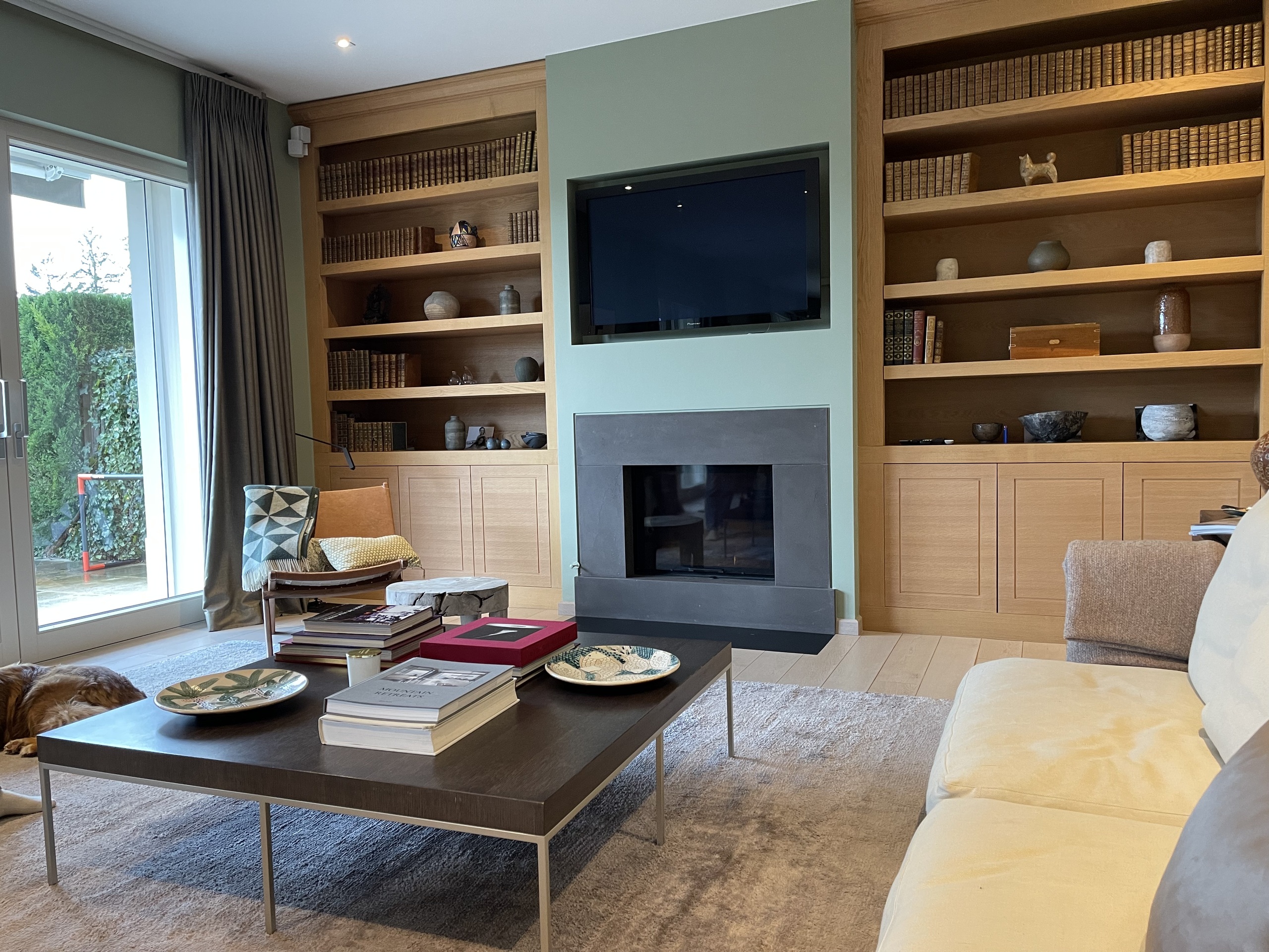 Salon/bibliothèque avec cheminée Salon/bibliothèque avec cheminée