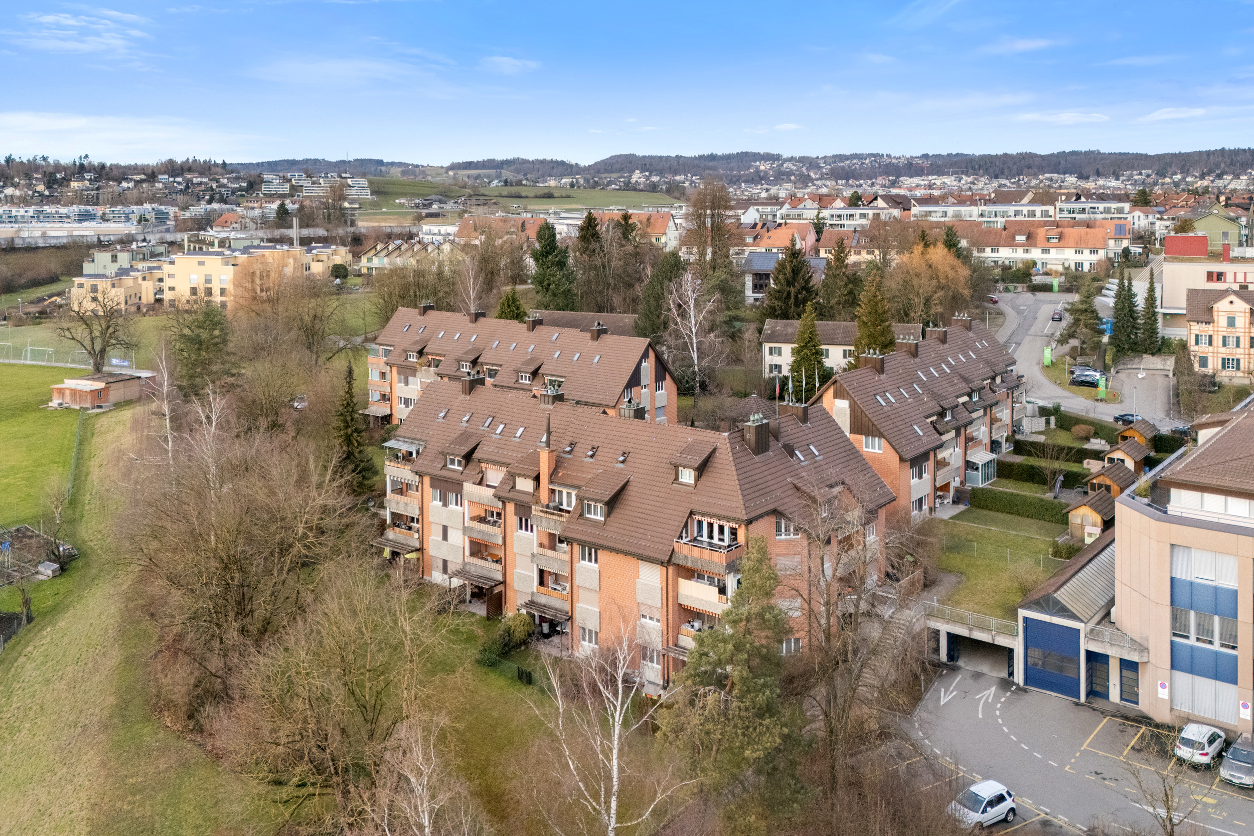 Die gut unterhaltene und gepflegte Bebauung. Die gut unterhaltene und gepflegte Bebauung.