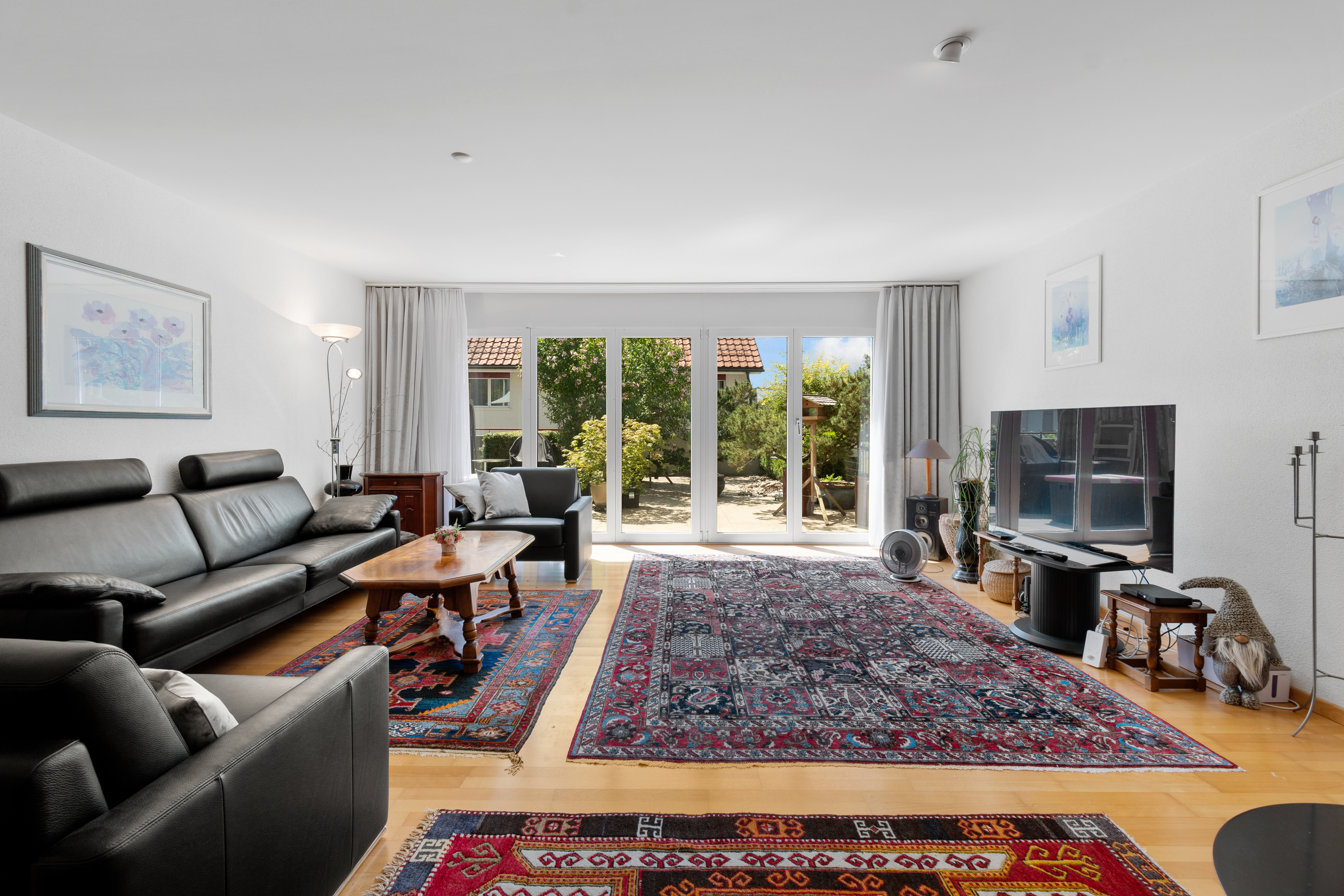 Wohnzimmer Ansicht 1, mit Sicht auf Sonnenterrasse