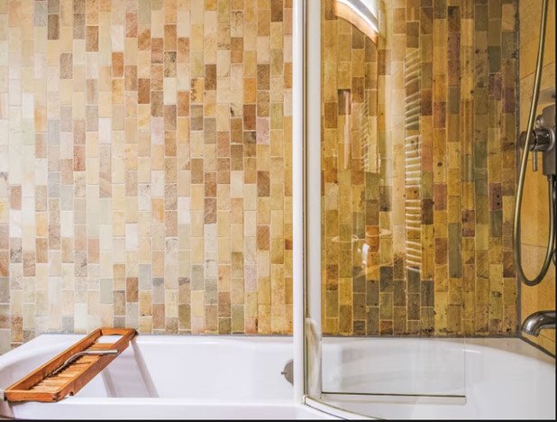 Salle d'eau avec baignoire-douche, doubles vasques et WC
