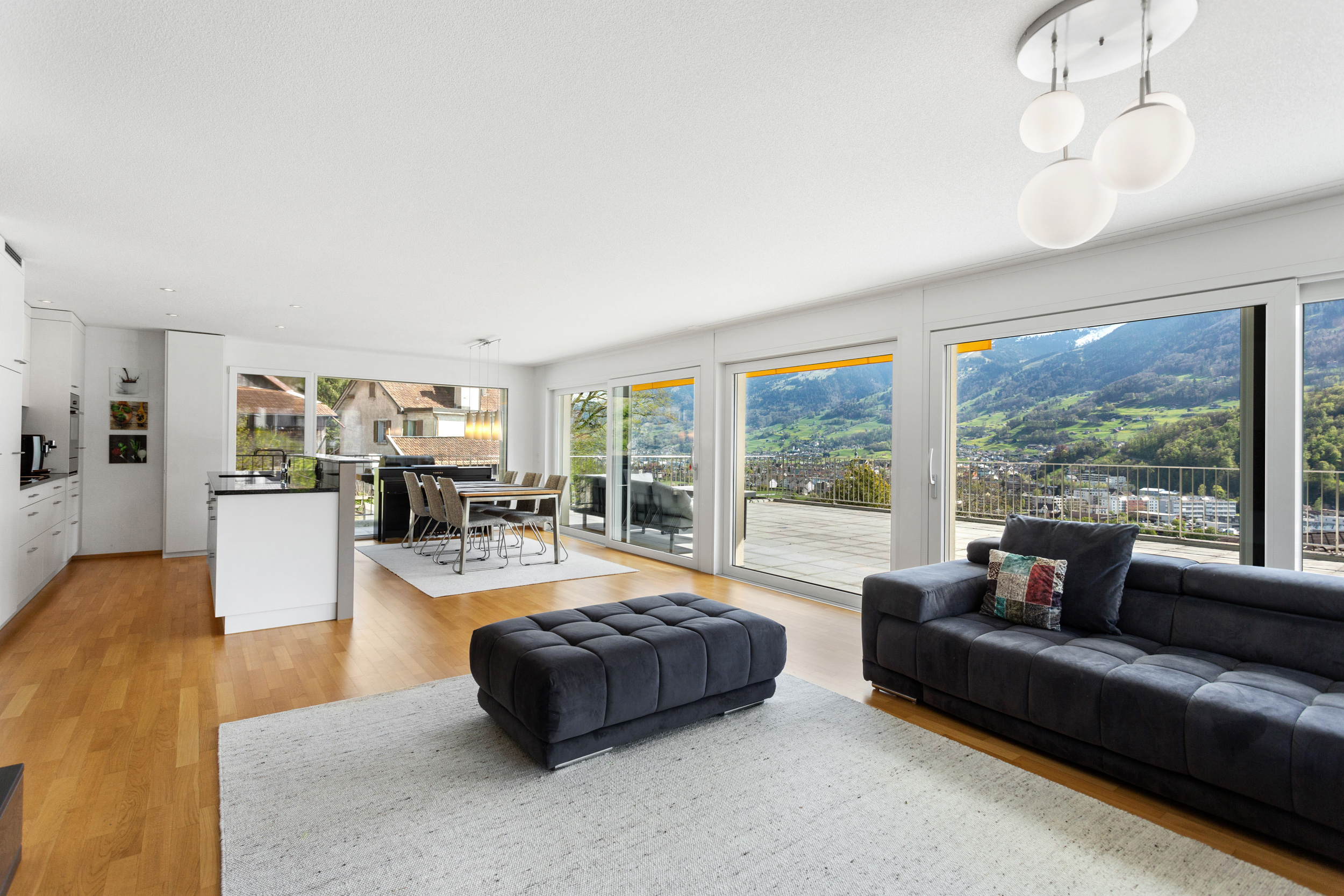 Zeitlos modernes Design & fantastischer Ausblick perfekt kombiniert. Zeitlos modernes Design & fantastischer Ausblick perfekt kombiniert.