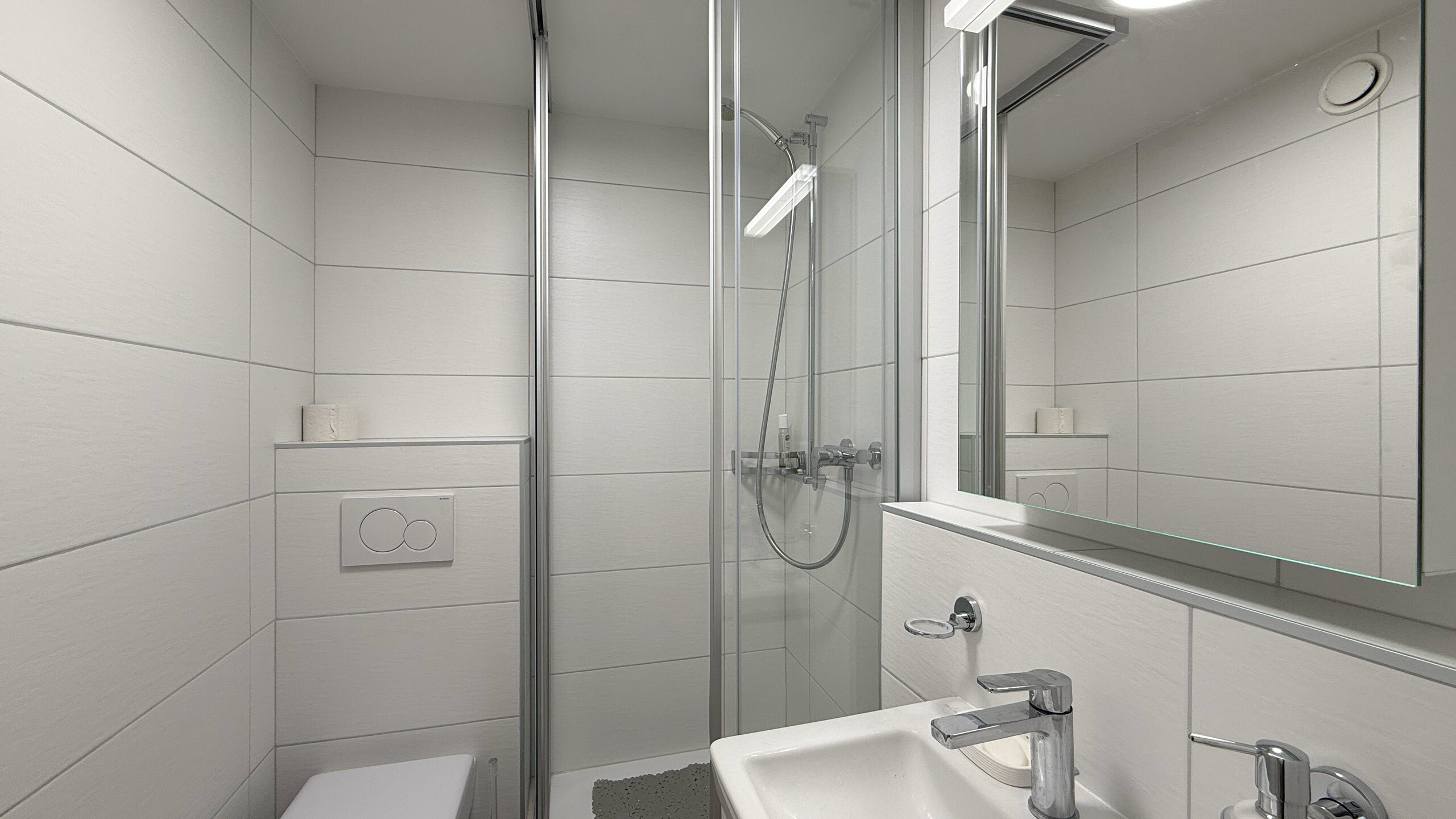 Salle de douche secondaire avec WC et lavabo