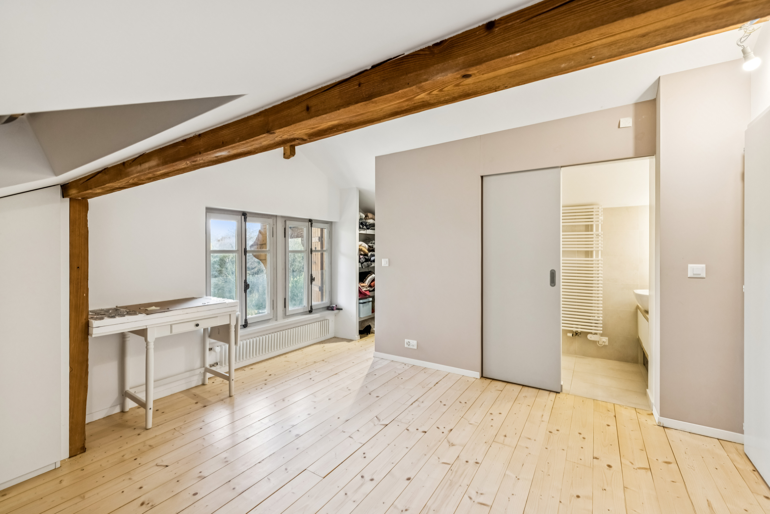 Une partie des combles avec sa grande chambre à coucher avec dressing et salle d'eau privative