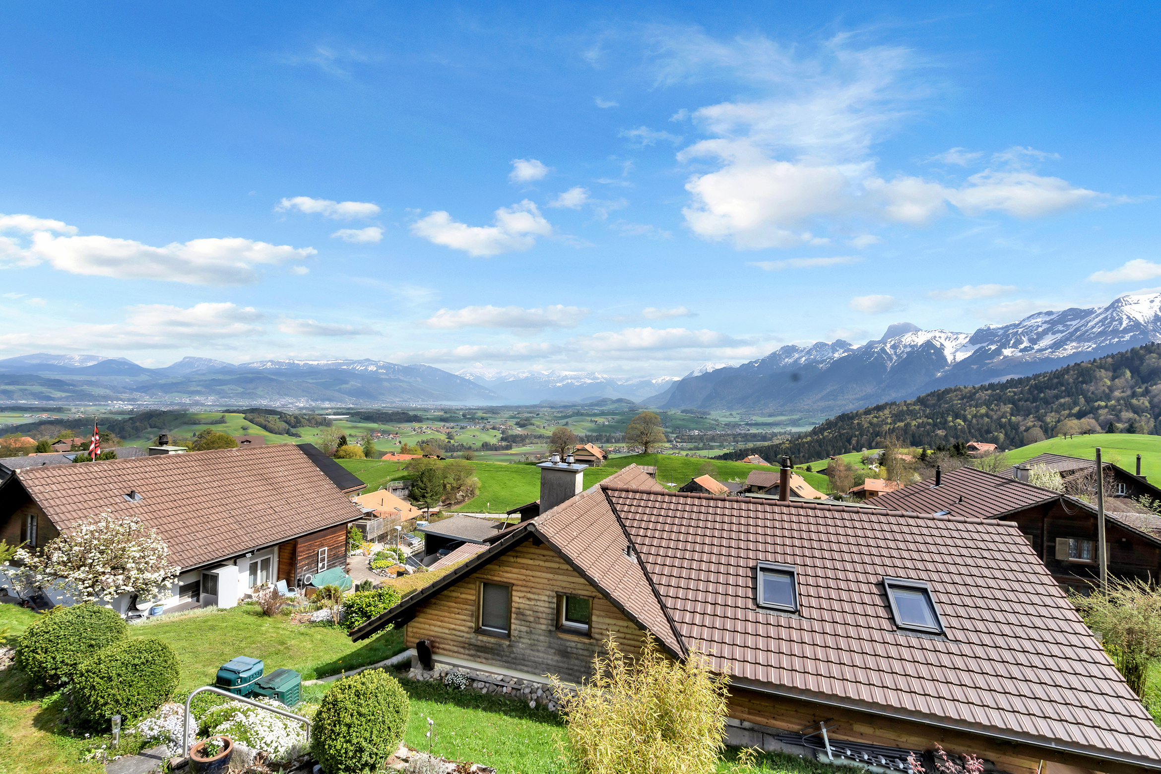 Aussicht vom Garten bis weit in die Berner Alpen sowie dem Thunersee