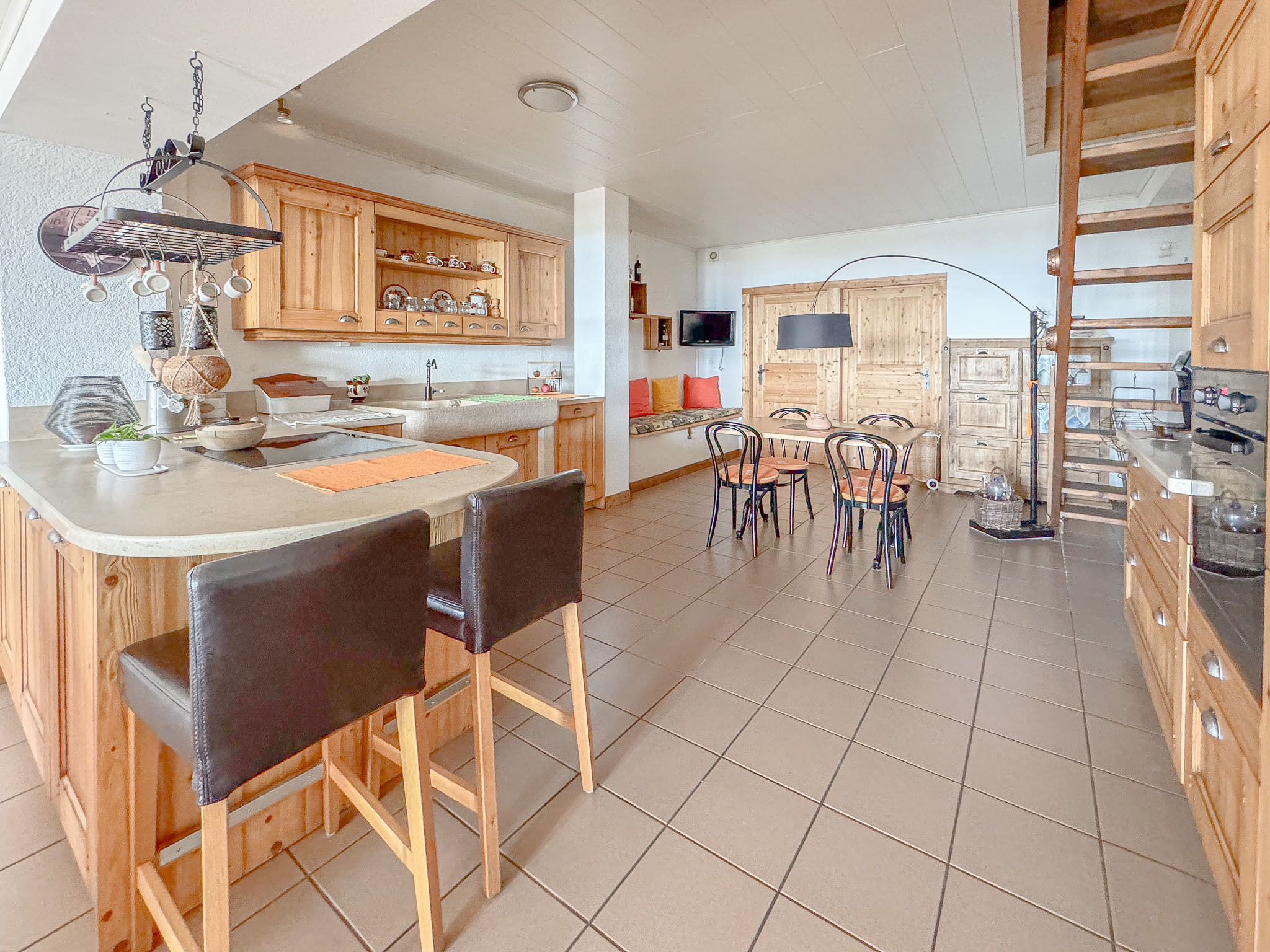 Duplex de 5 pces au rez - grande cuisine agencée ouverte Duplex de 5 pces au rez - grande cuisine agencée ouverte