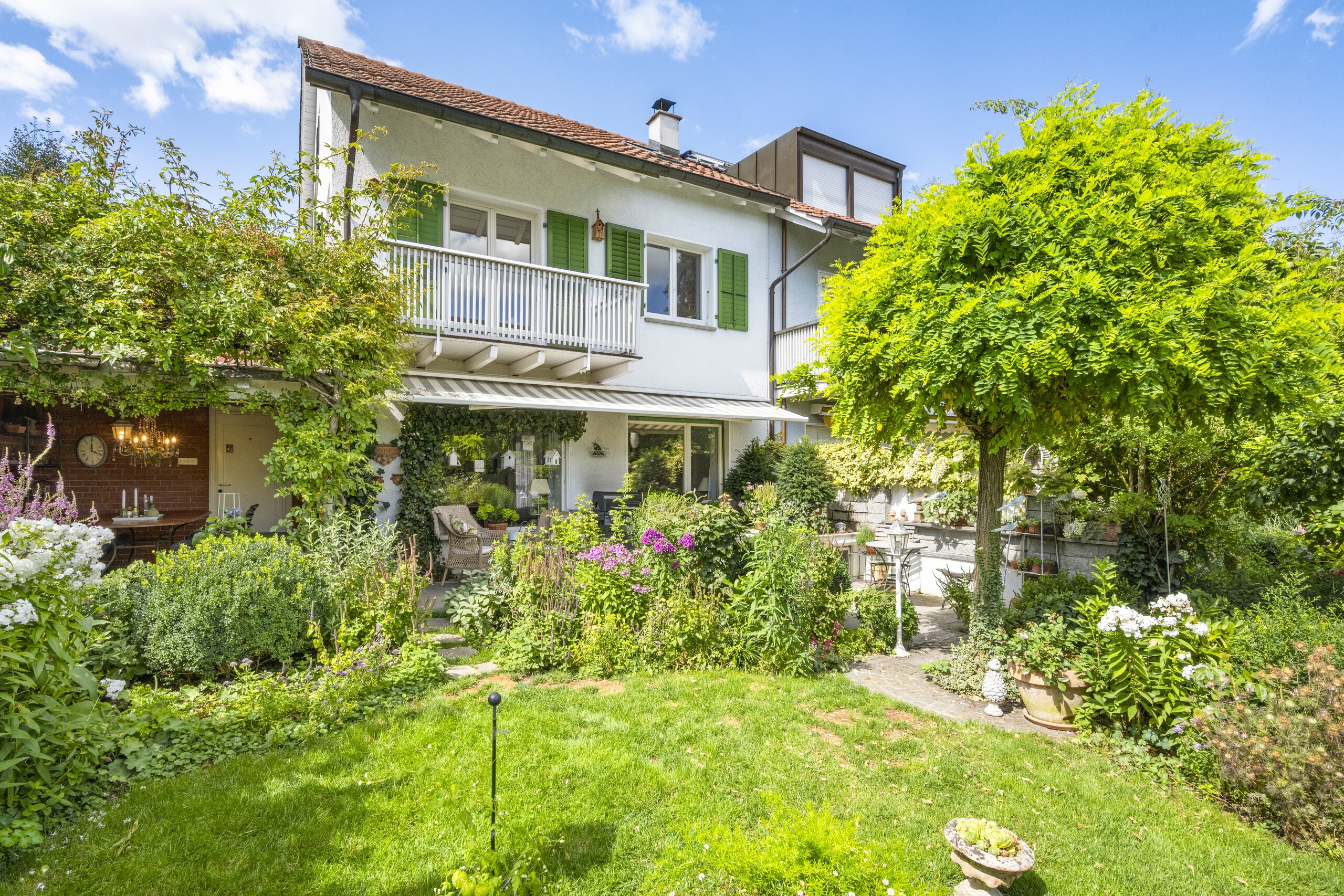 Aussenansicht Haus mit Garten