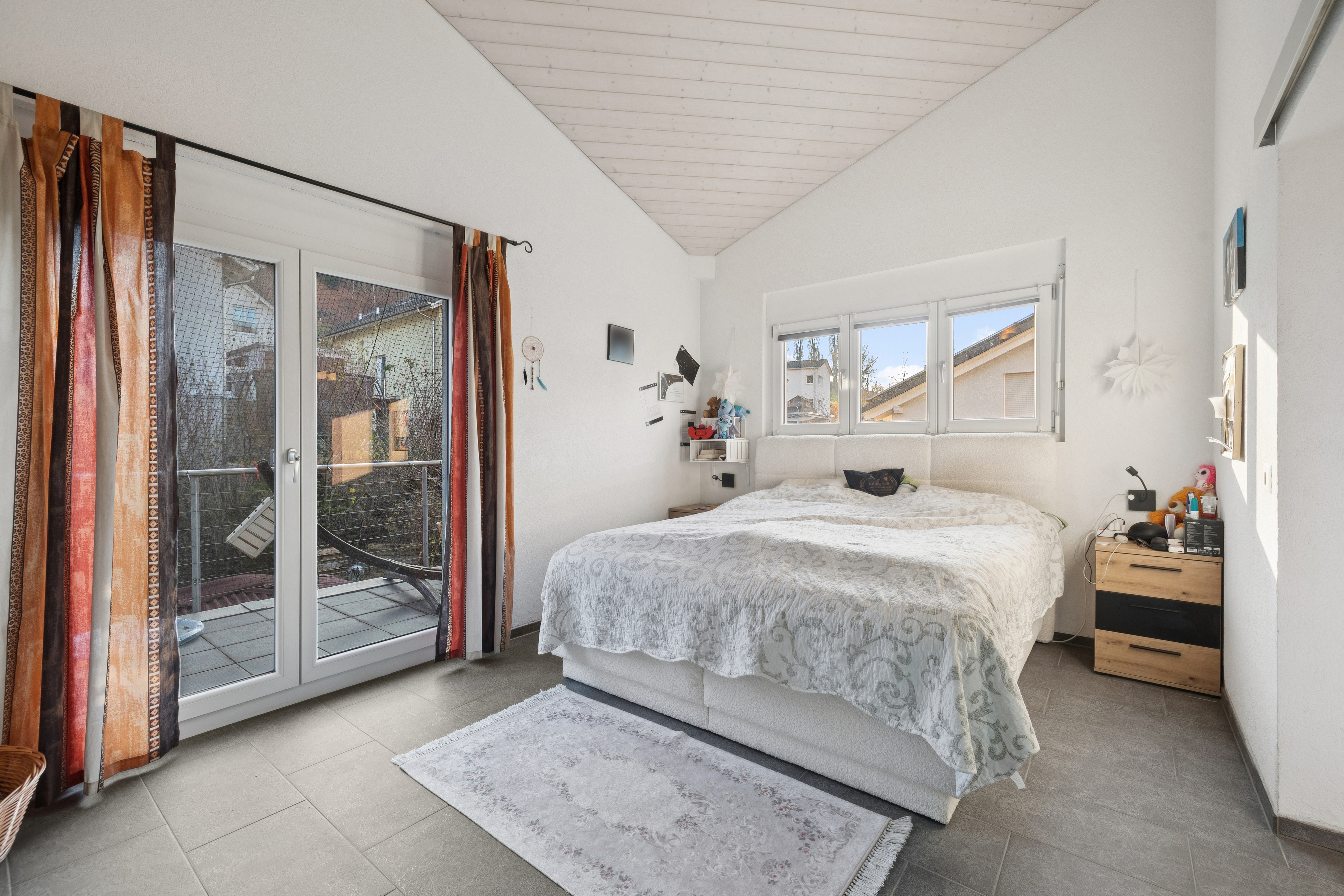Elternschlafzimmer mit Ausgang zum Balkon