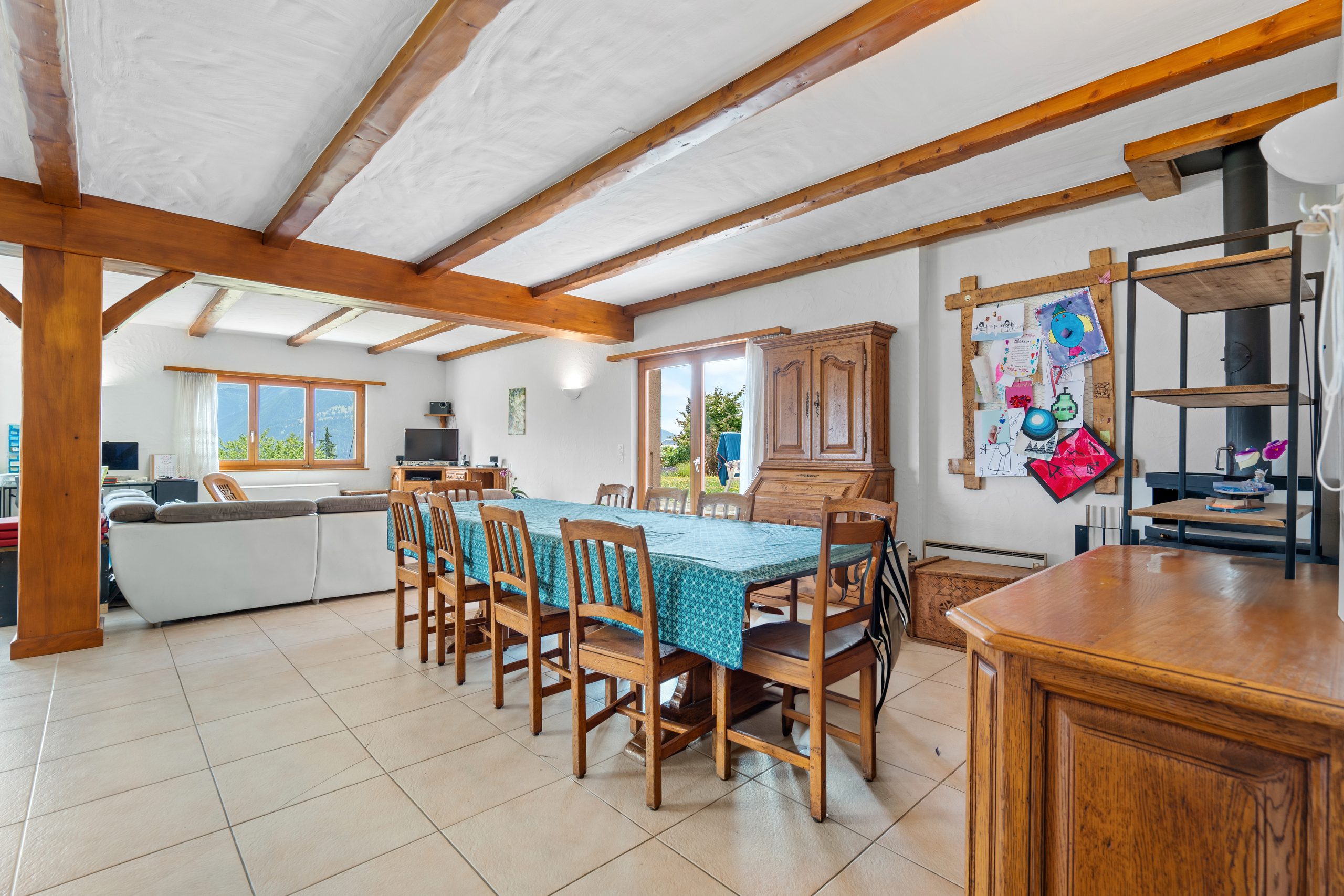 une grande salle ouverte avec une table à manger et des chaises, ainsi qu'un salon et une cuisine à l'arrière-plan une grande salle ouverte avec une table à manger et des chaises, ainsi qu'un salon et une cuisine à l'arrière-plan