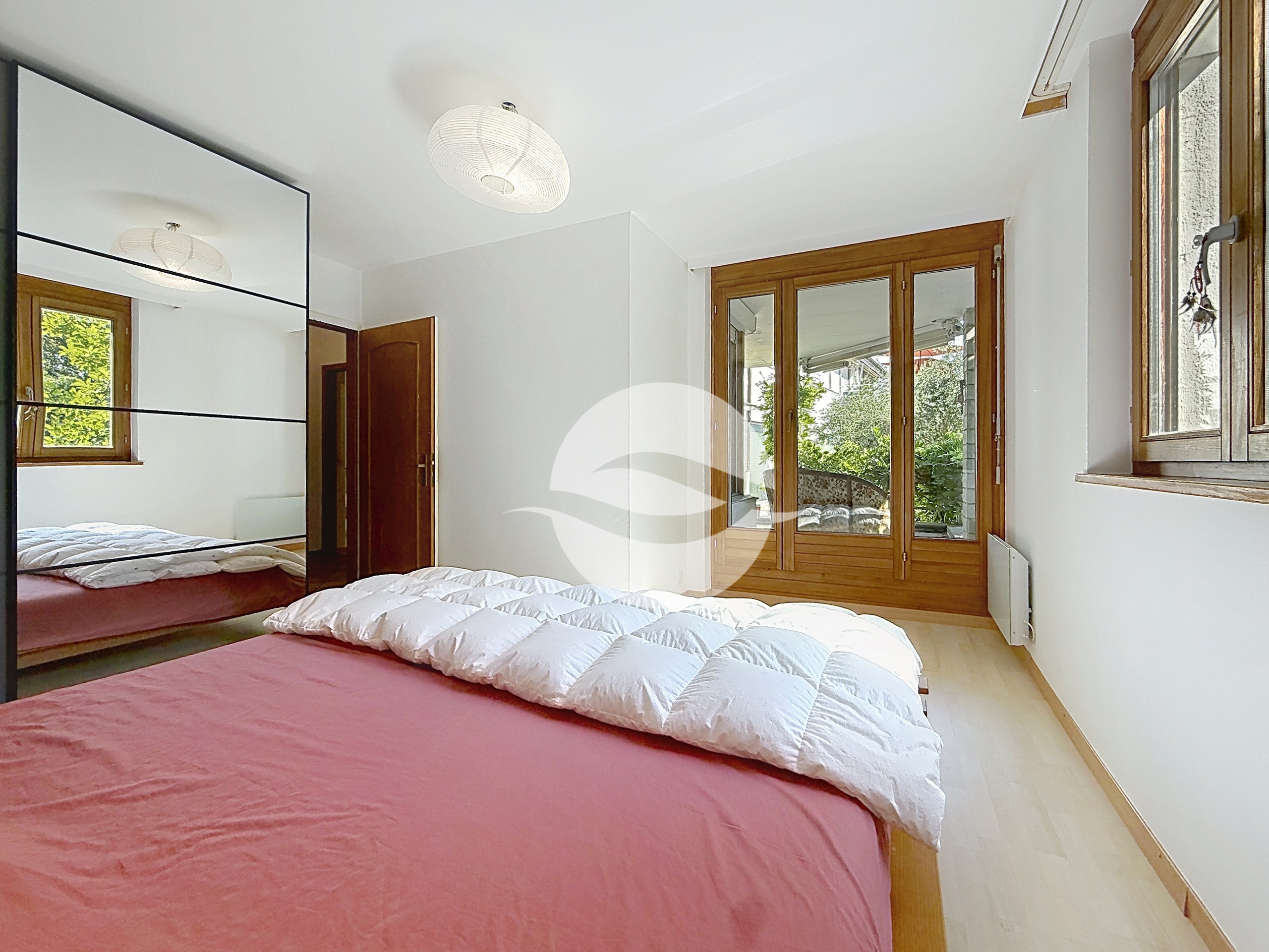 Rez Inférieur : 1ère chambre avec armoire et accès terrasse Rez Inférieur : 1ère chambre avec armoire et accès terrasse