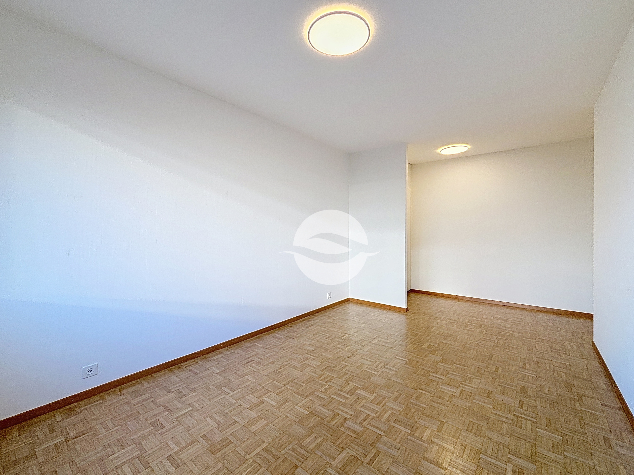 Chambre à coucher 4 avec armoires 