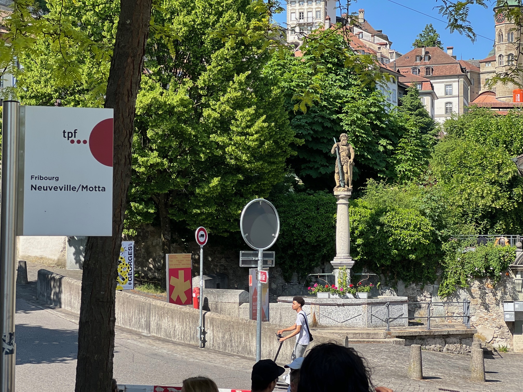 arrêt de bus à 10m arrêt de bus à 10m