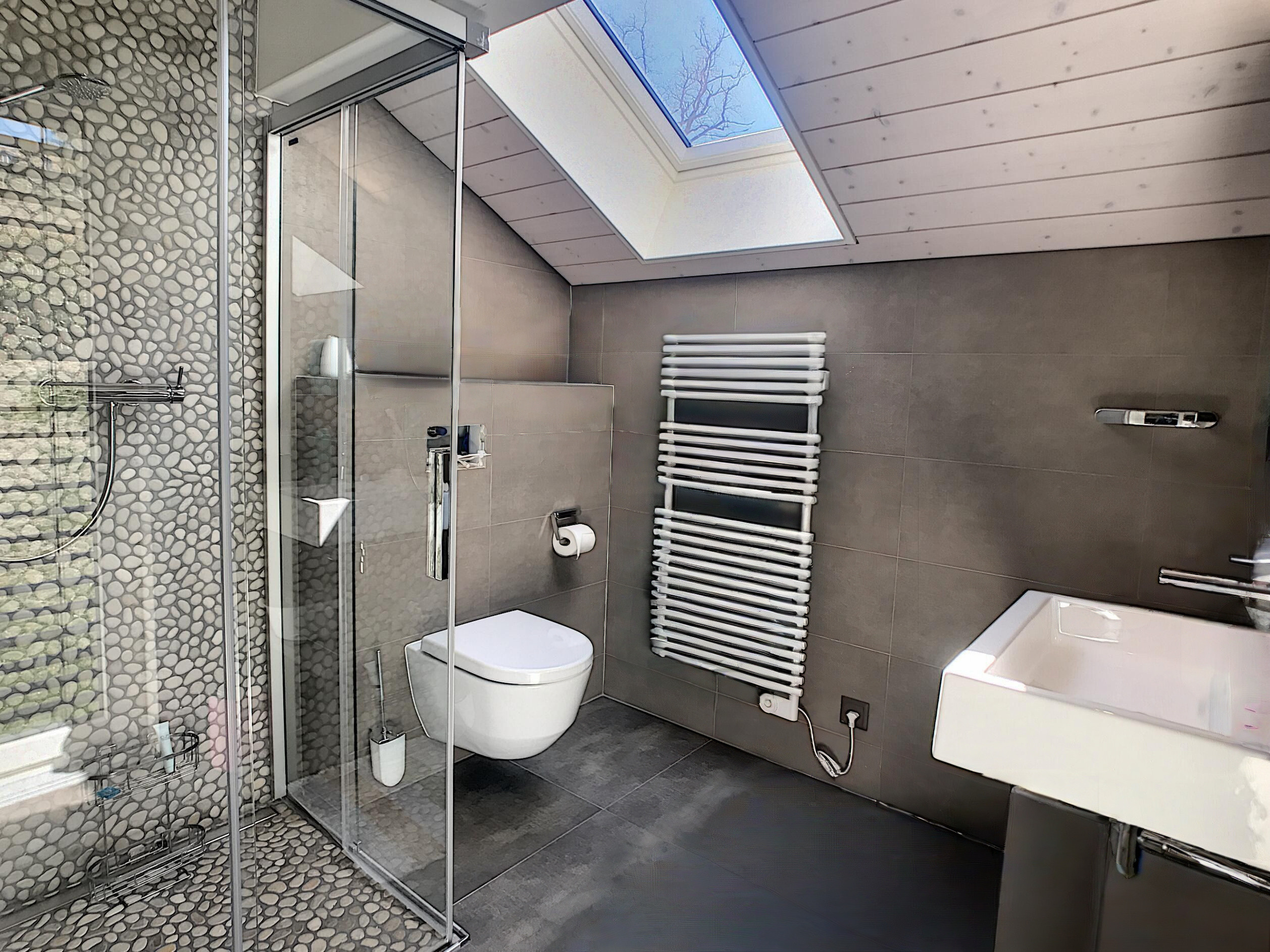 1er : 2ème Chambre avec dressing et salle de douche privée