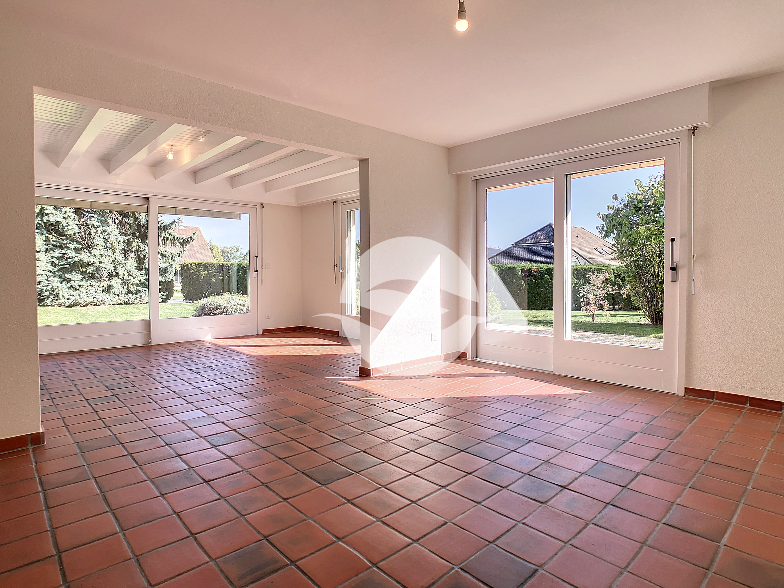 Séjour et salle à manger ouvert avec accès terrasse et jardin Séjour et salle à manger ouvert avec accès terrasse et jardin