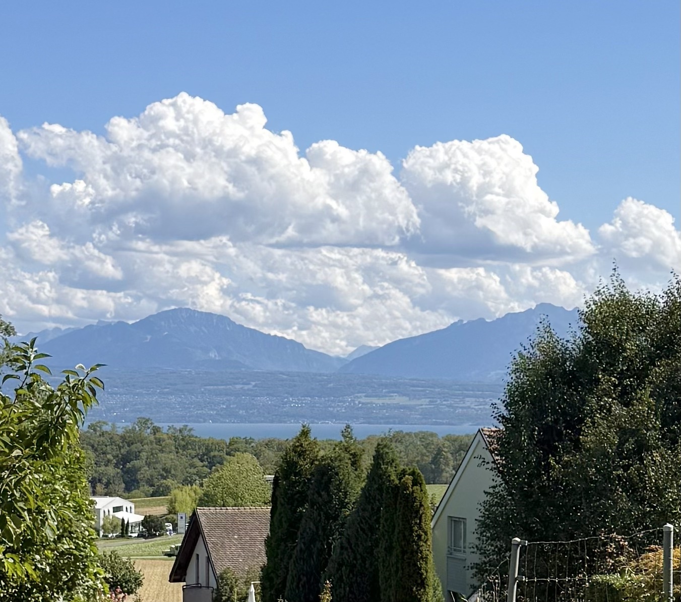 Vue lac depuis le jardin Vue lac depuis le jardin