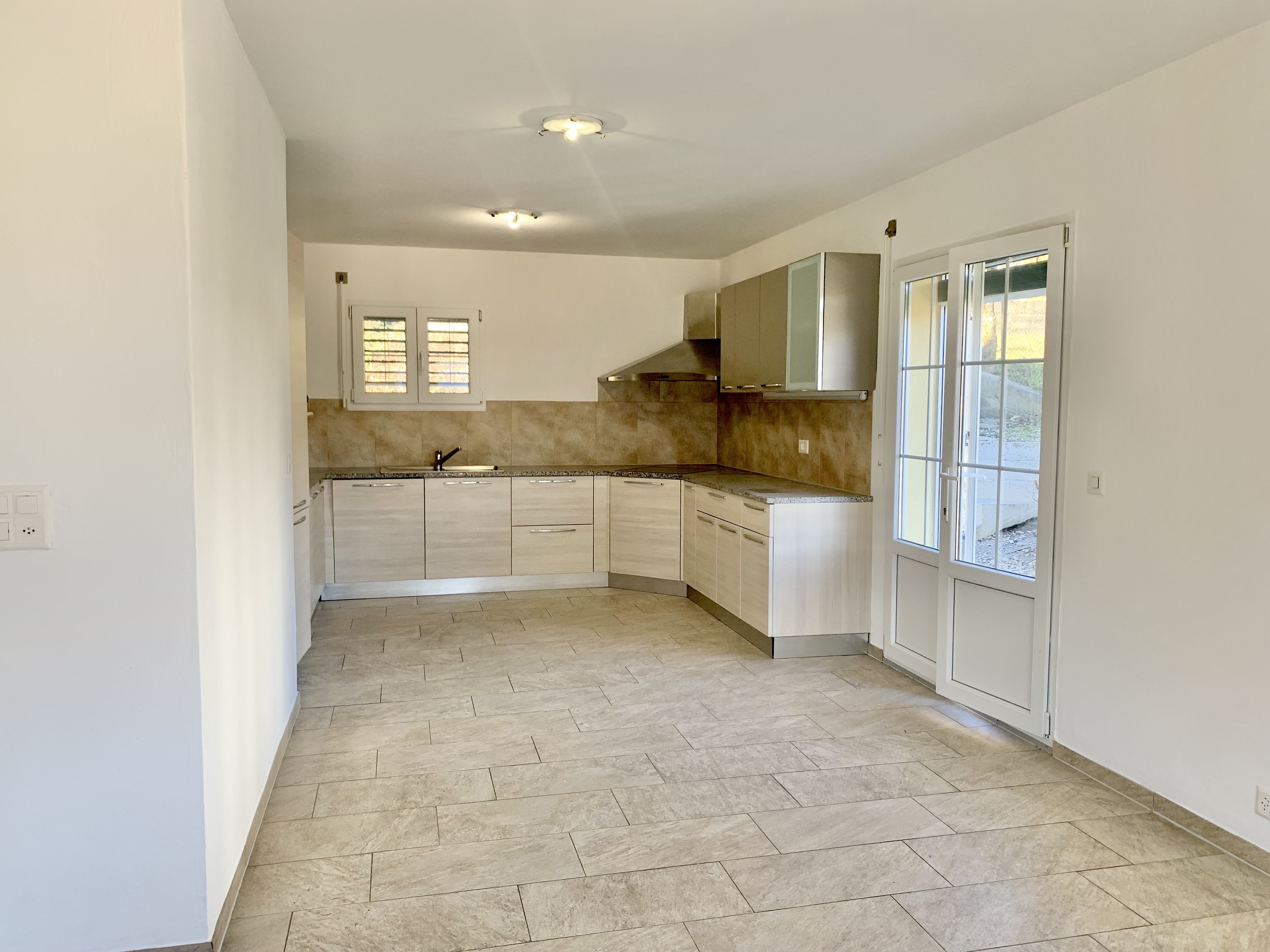 Cuisine et accès terrasse Cuisine et accès terrasse