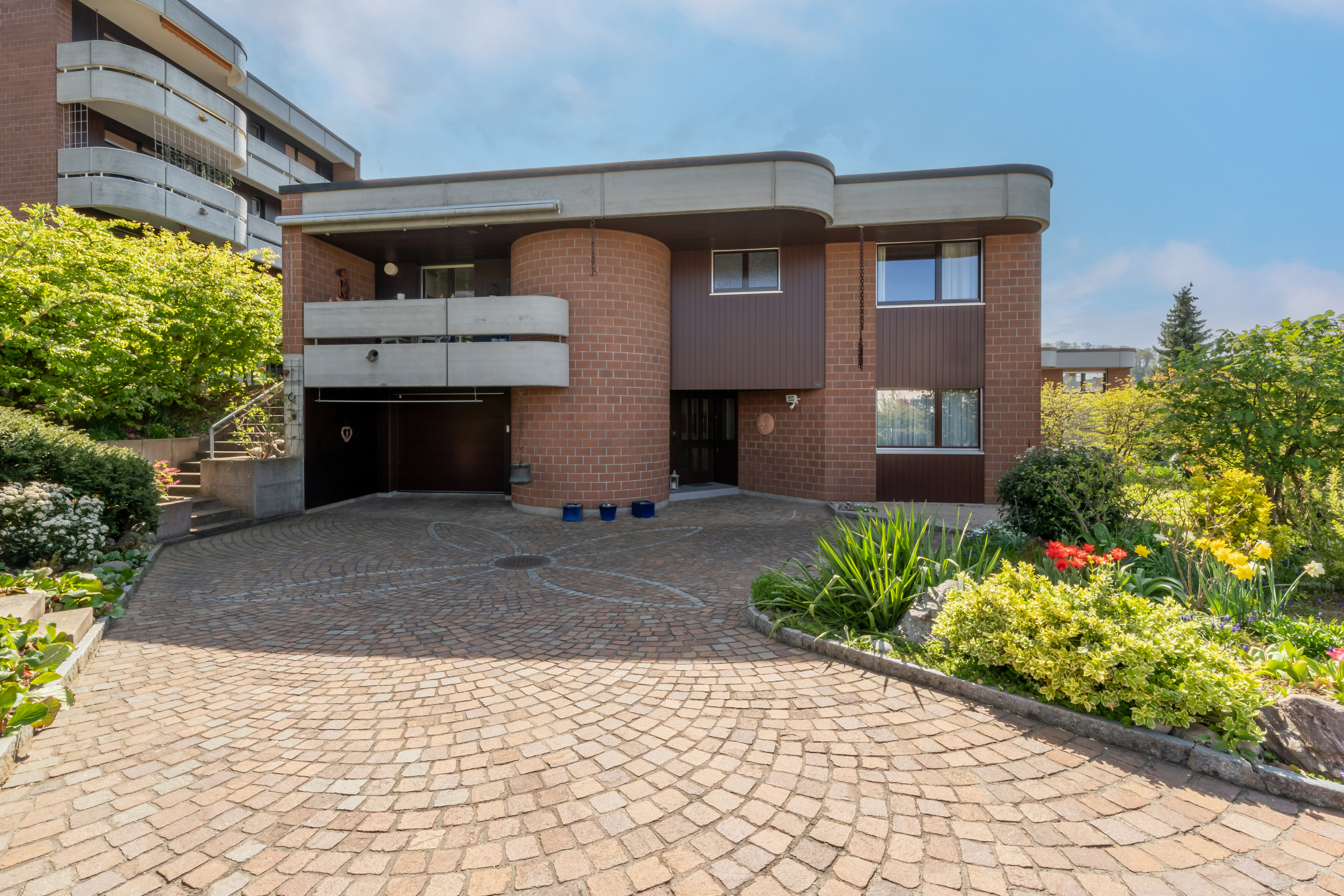 grosser Parkplatz für mindestens 4 Parkplätze grosser Parkplatz für mindestens 4 Parkplätze