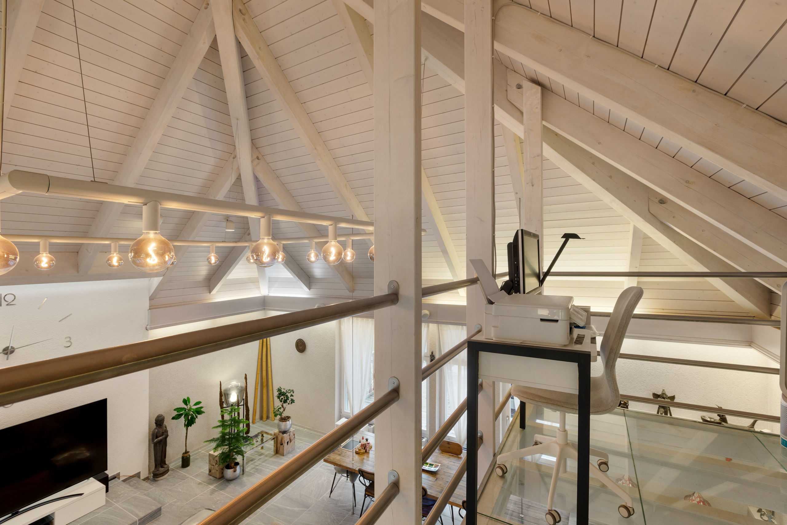 Der Galerieboden aus Panzerglas bewahrt die visuelle Offenheit des Raumes Der Galerieboden aus Panzerglas bewahrt die visuelle Offenheit des Raumes