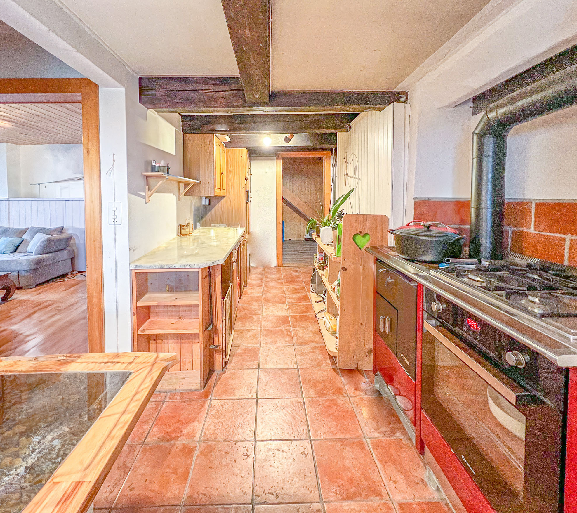 Cuisine avec fourneau à bois