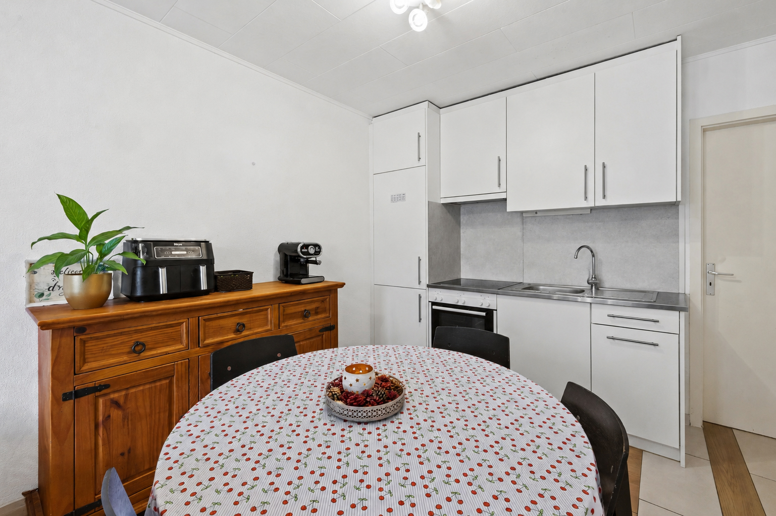 Espace repas et cuisine ouverte Espace repas et cuisine ouverte