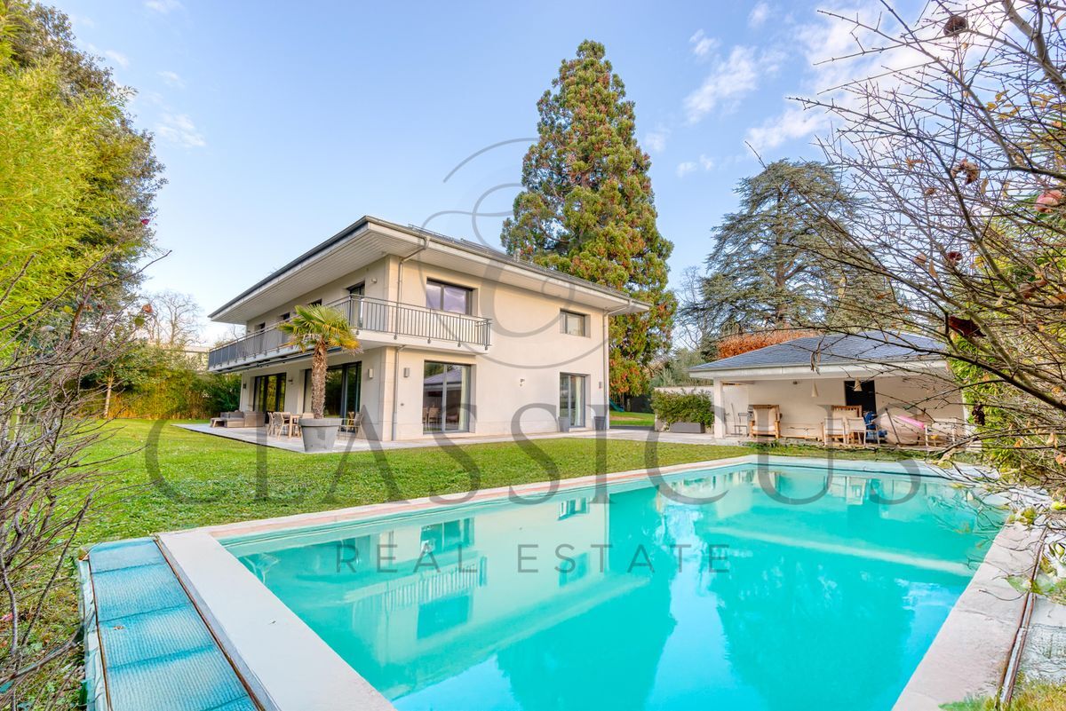 Villa moderne avec piscine et jardin à Chêne-Bougeries.