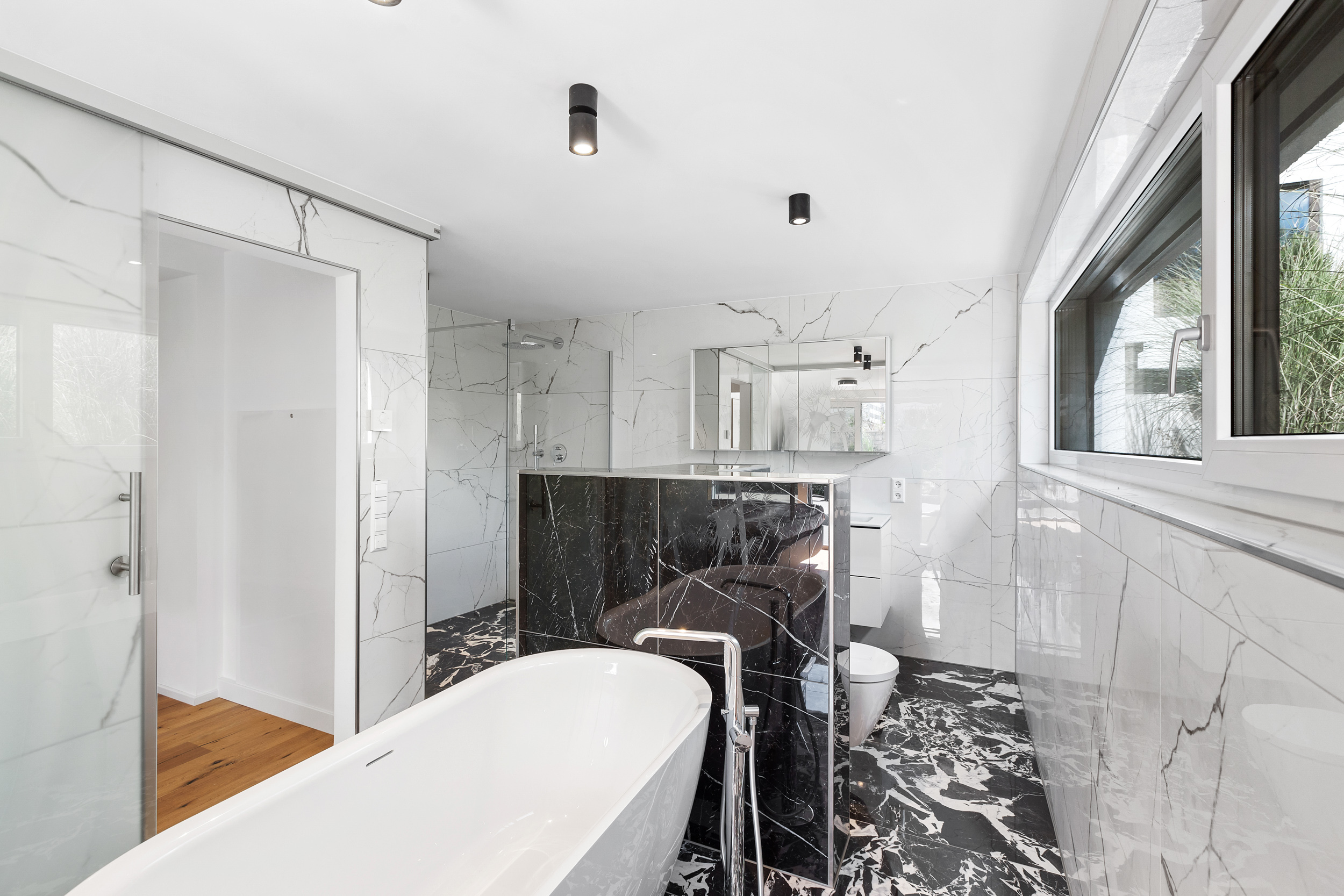 Lassen Sie sich von Qualität, Design und hochwertigen Materialien begeistern. Lassen Sie sich von Qualität, Design und hochwertigen Materialien begeistern.