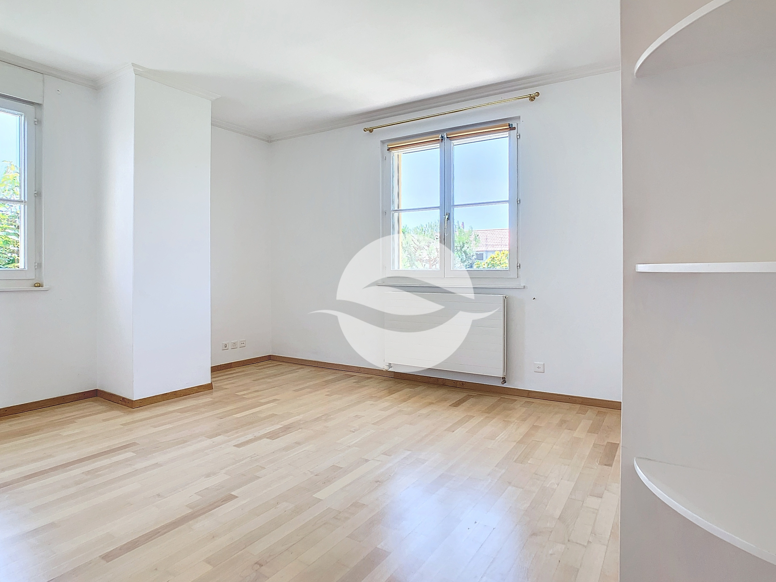 1er : 3ème chambre avec armoires et salle de douche privée