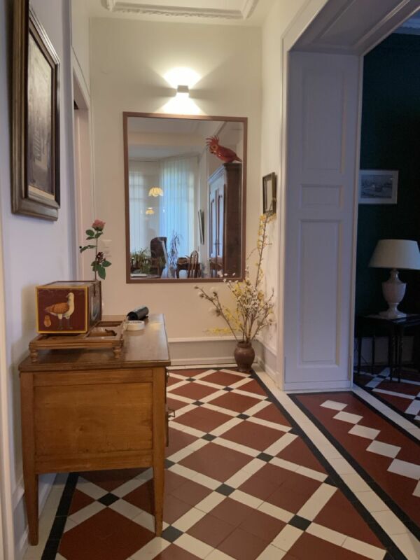 Des corridors aux carrelages authentiques de l'époque