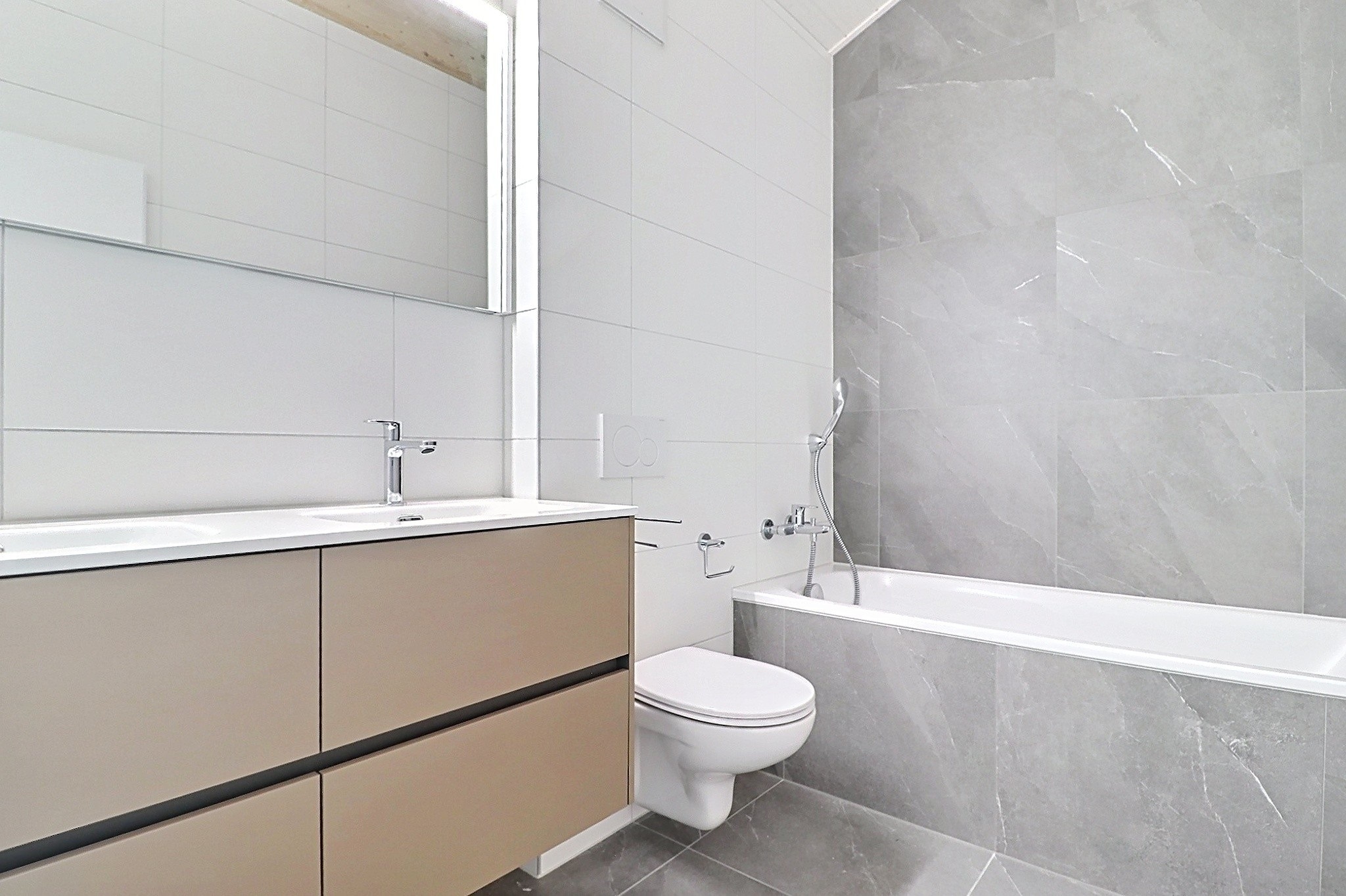 Salle de bain avec baignoire