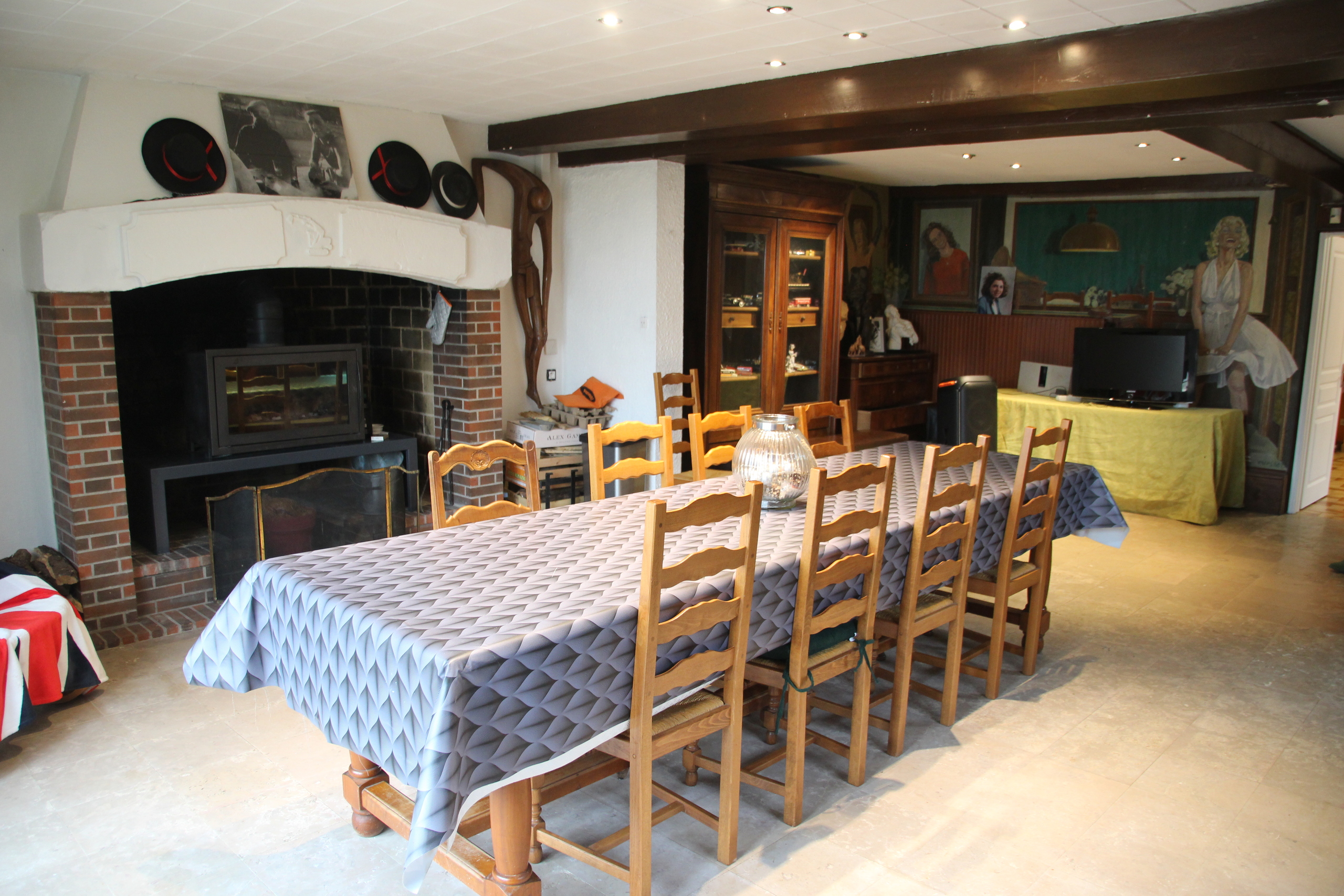 Salon principal avec salle à manger